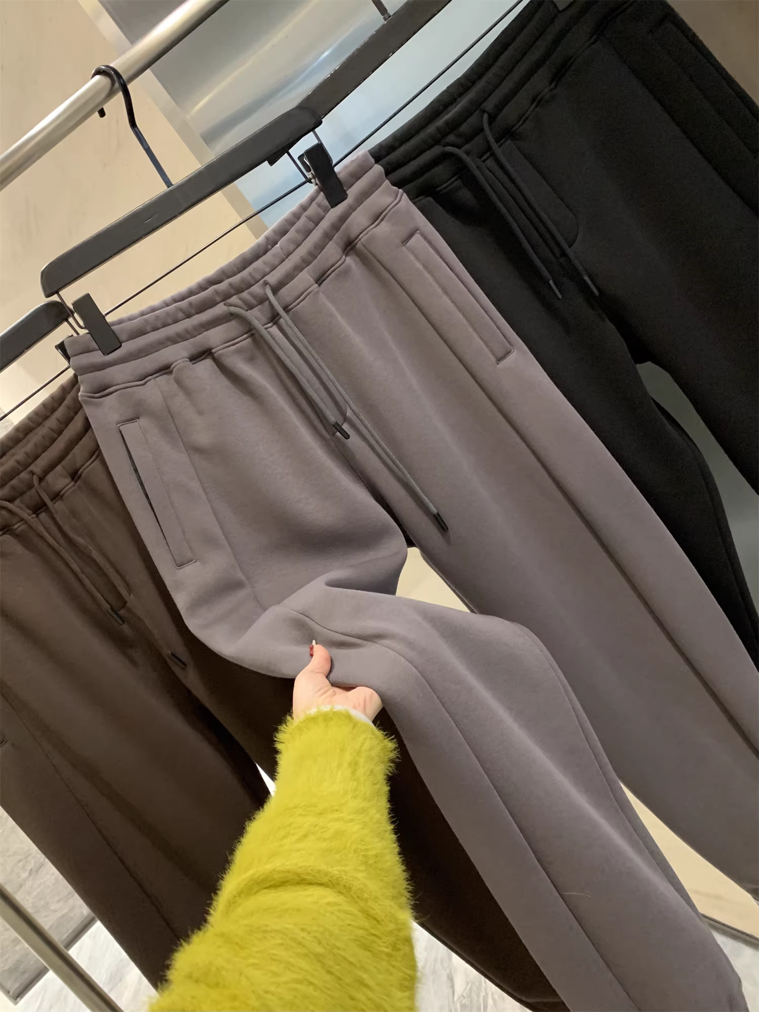 Quần jogger nam đa năng, chất liệu nỉ lót lông cừu, mềm mại và ấm áp, thích hợp cho mùa thu đông!