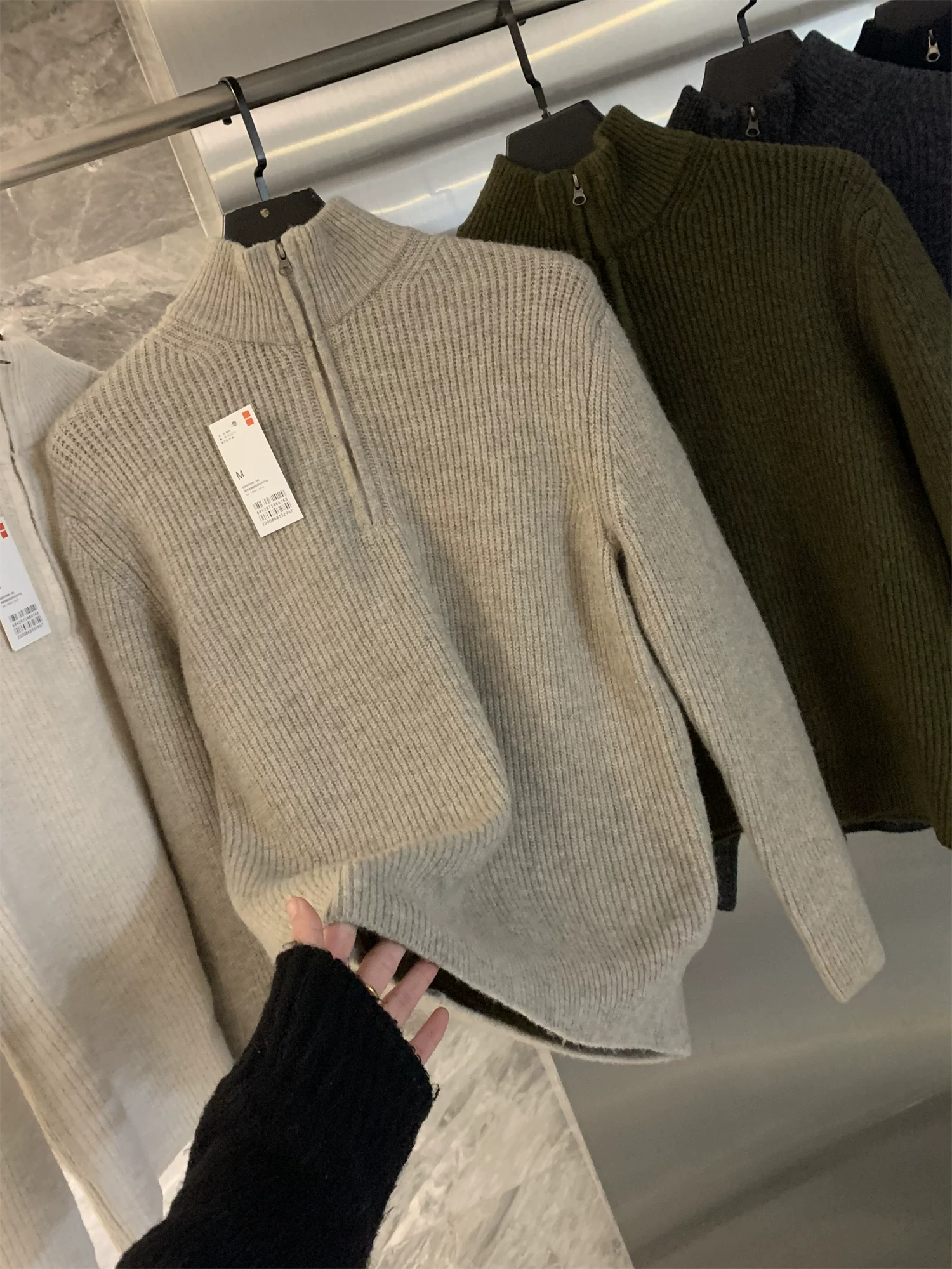 Don Quixote mềm mại và xốp! Áo len dệt kim giả cashmere! Xu hướng áo len dệt kim cổ đứng nửa khóa kéo unisex mùa thu đông.