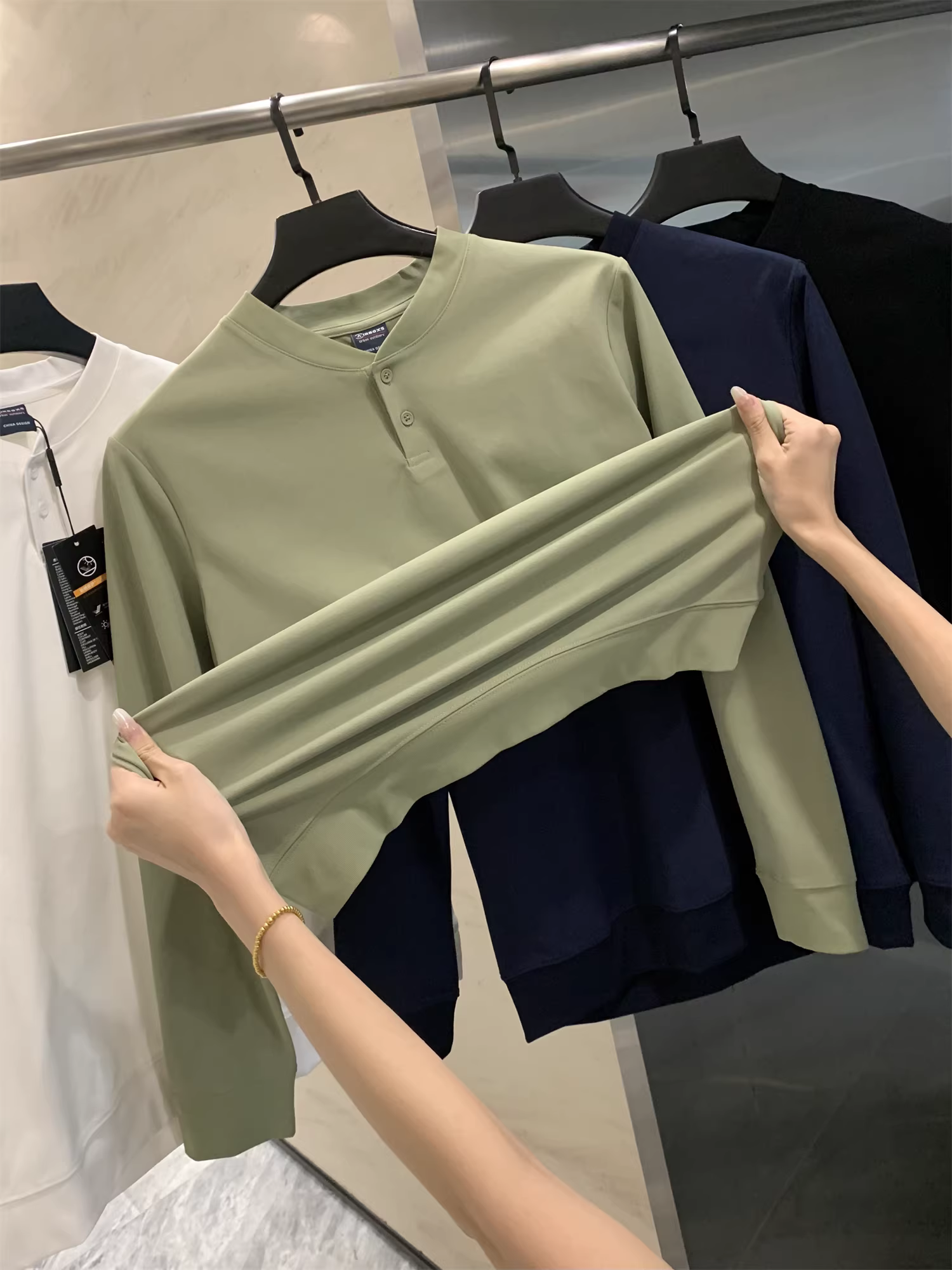 Don Quixote rất đẹp trai và sành điệu! Áo thun dài tay cổ Henry co giãn chống nhăn dành cho nam mùa thu đông Áo thun dài tay cổ Henry thời trang.