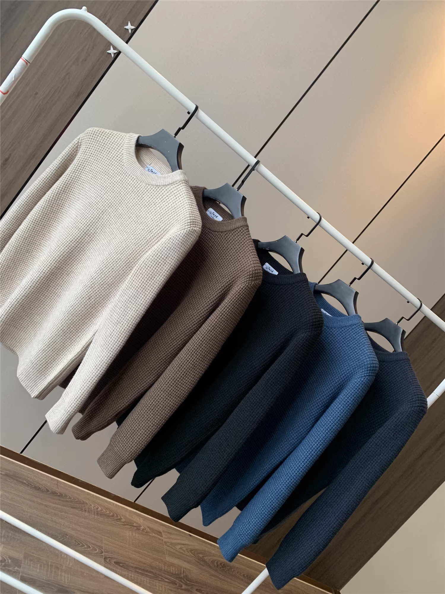 Don Quixote thật tuyệt vời! Chất liệu vải waffle dệt kim! Áo len dệt kim cổ tròn màu trơn phong cách thường ngày mùa thu đông.