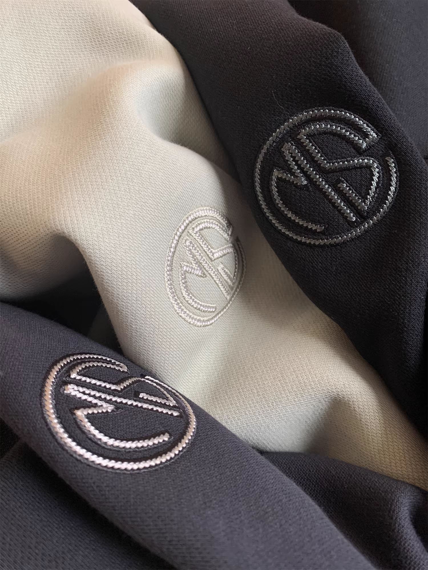 Dòng sản phẩm cao cấp Don Quixote! Thêu tinh tế! Áo nỉ nam cổ tròn đa năng, thân thiện với da, phong cách thường ngày mùa đông