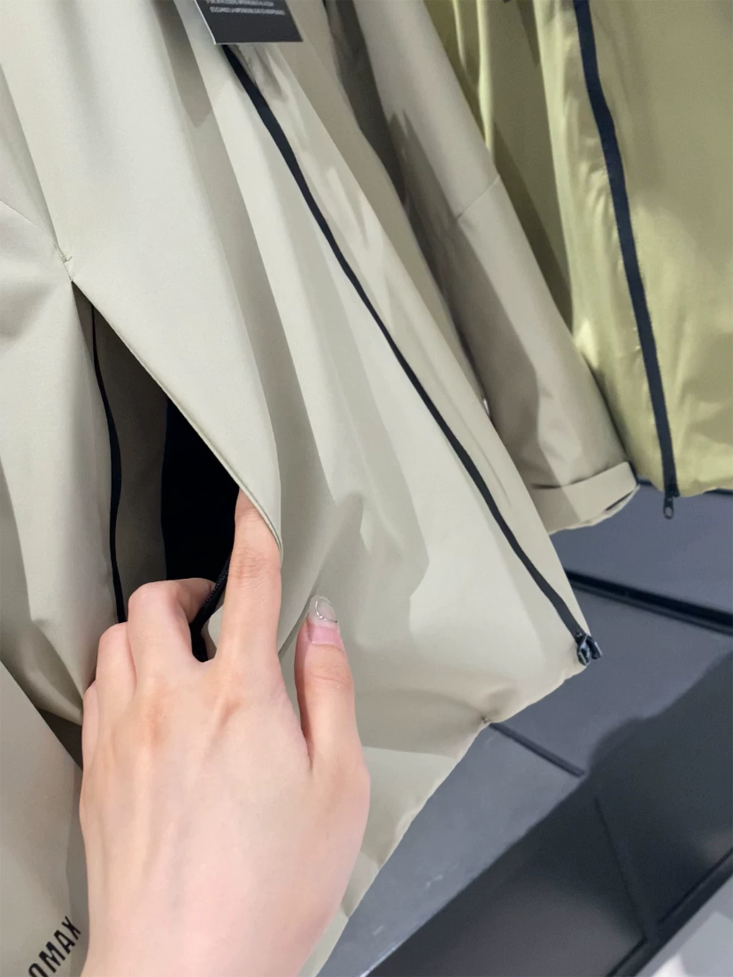 Giảm giá Don Quixote! Áo khoác cotton giữ nhiệt ngoài trời bằng graphene tự sưởi ấm màu đen vàng Áo khoác đôi nhẹ