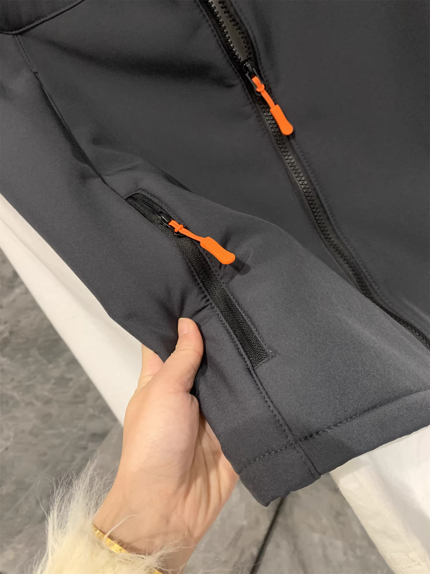 Áo ghi lê nam Don Quixote ODM, sản phẩm độc quyền! Áo ghi lê mùa thu đông lót lông cừu dày, cổ đứng, kiểu dáng dã ngoại, thường ngày, không tay.