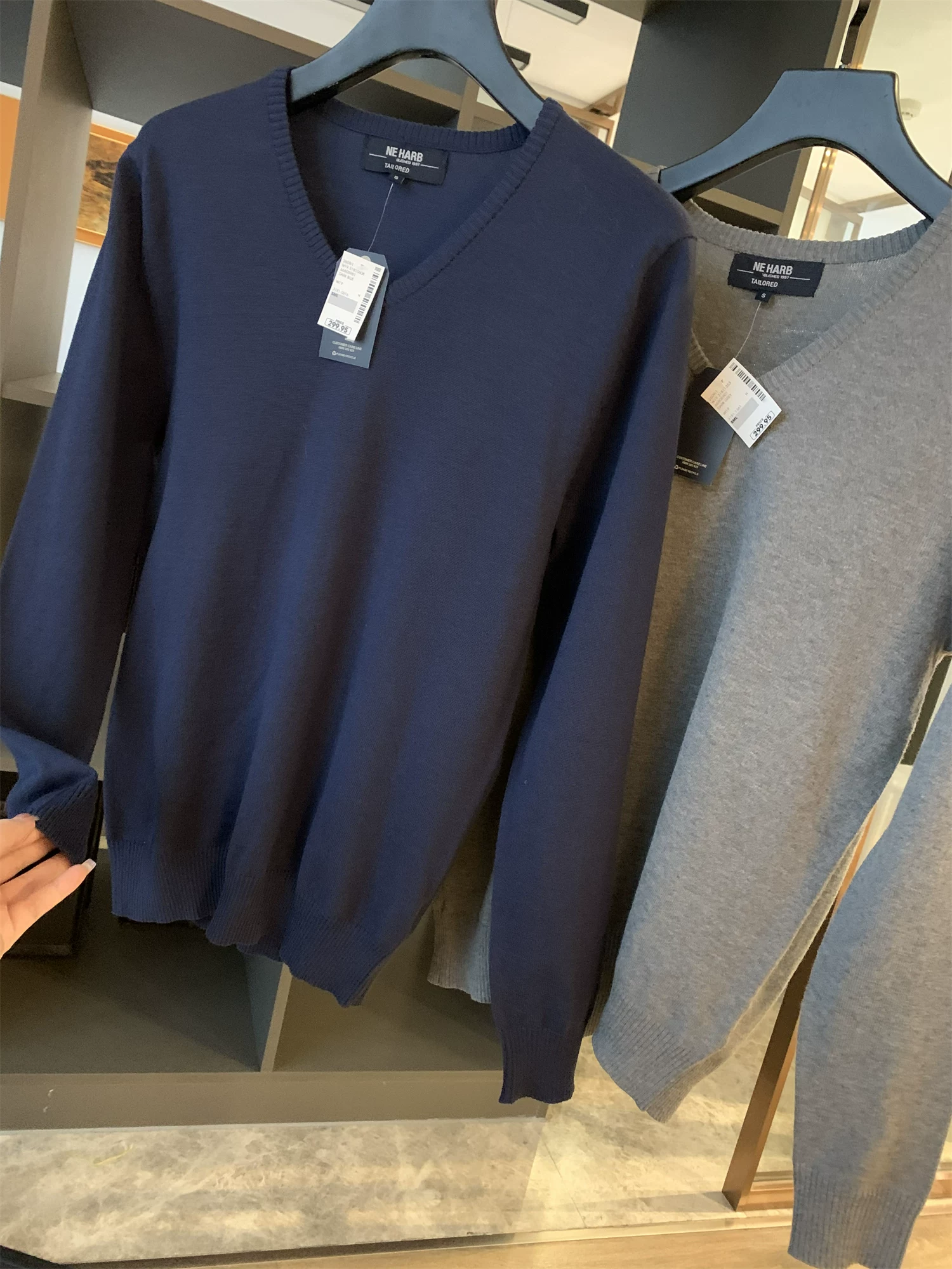 Don Quixote tự mình đến Nam Phi! Giá cả phải chăng! Áo len dệt kim màu trơn cổ chữ V dành cho nam mùa xuân.