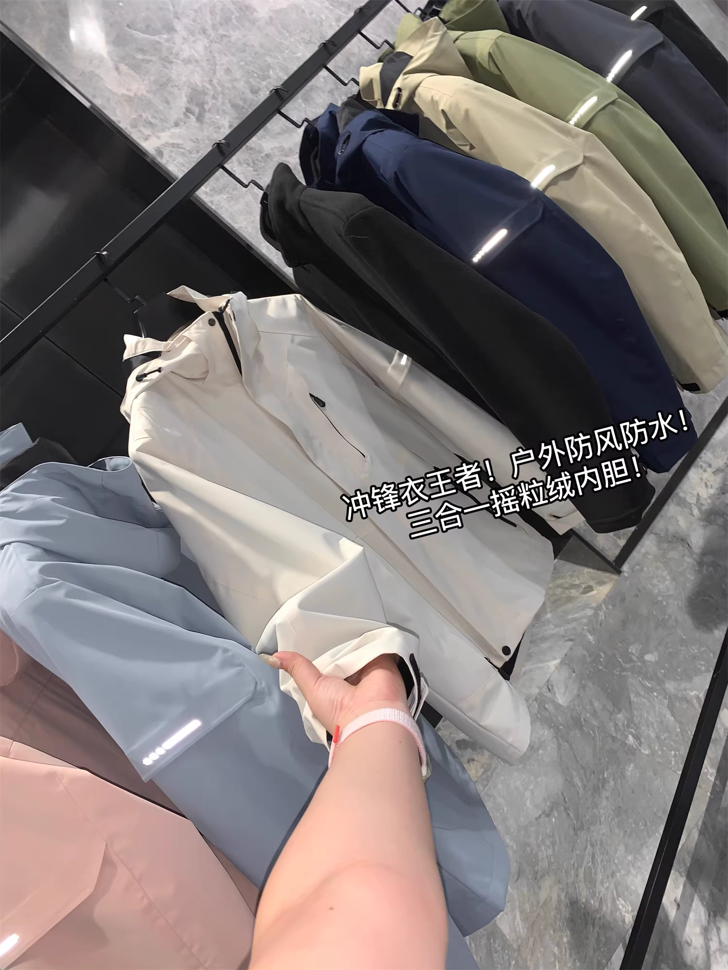 Don Quixote Z mạnh mẽ ba trong một! Bộ áo khoác hai mảnh có mũ trùm đầu ngoài trời chống gió và chống nước mùa thu đông dành cho nam và nữ, hợp thời trang.