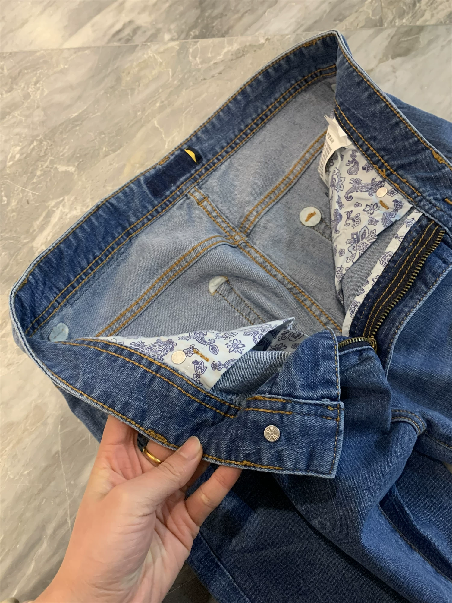 Ưu đãi đặc biệt Don Quixote! Quần jean nam chất liệu thoáng mát, dễ giặt, kiểu dáng xuề xòa, màu phai nhẹ, thích hợp cho mùa hè.