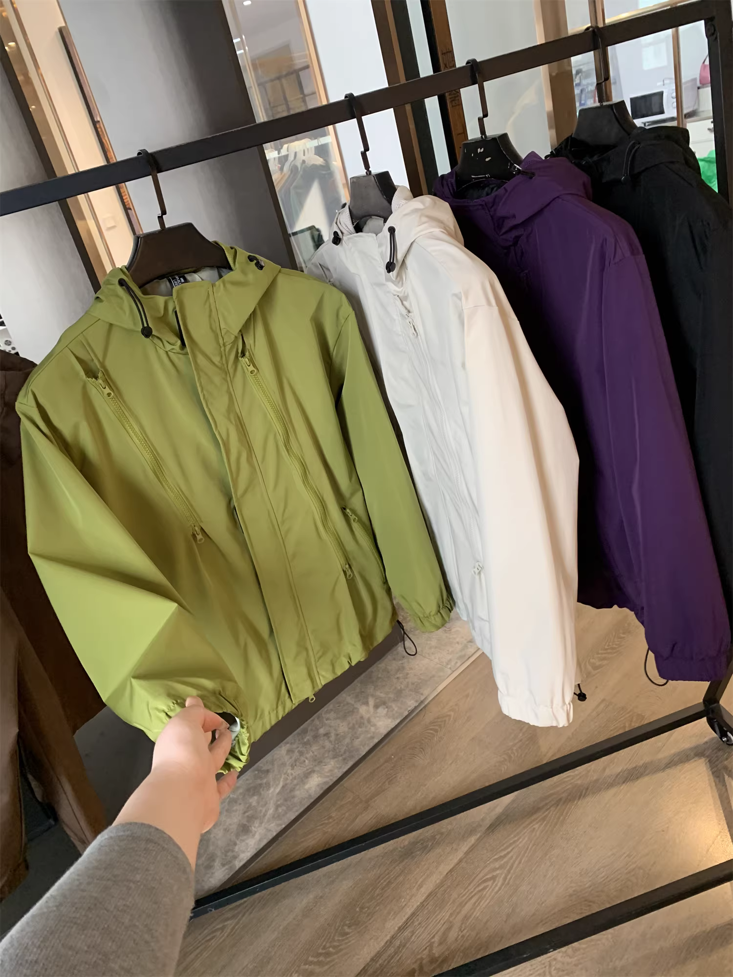 Don Quixote chuyên về sản phẩm tiết kiệm chi phí! Áo khoác có mũ trùm đầu, kiểu dáng đa năng, màu trơn, chống gió và chống thấm nước, kiểu dáng hiện đại.