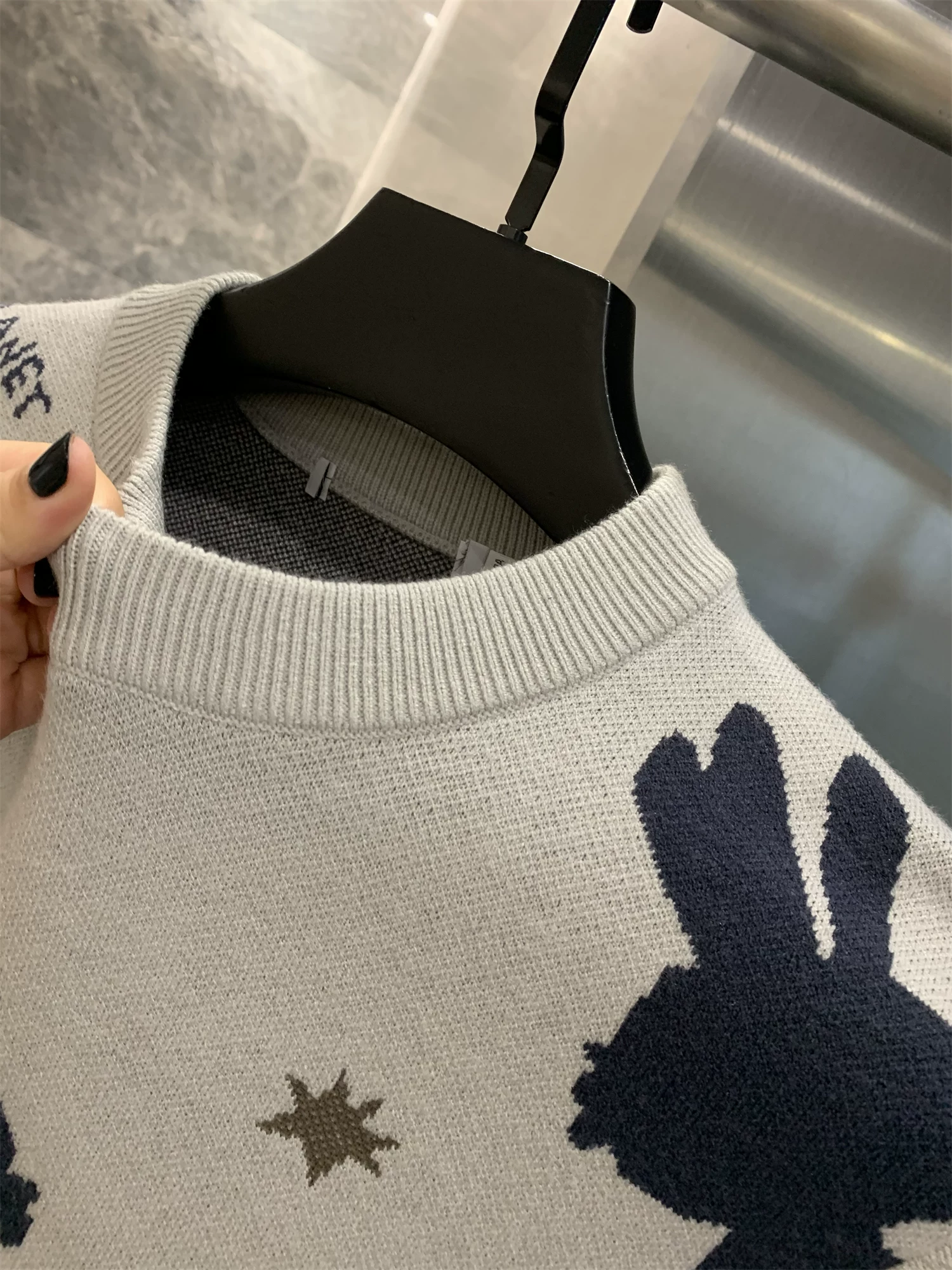 Thương hiệu Don Quixote H! Áo len dệt jacquard phối màu nổi bật! Chất liệu len pha! Áo len cổ tròn nam thời thượng mùa thu đông.