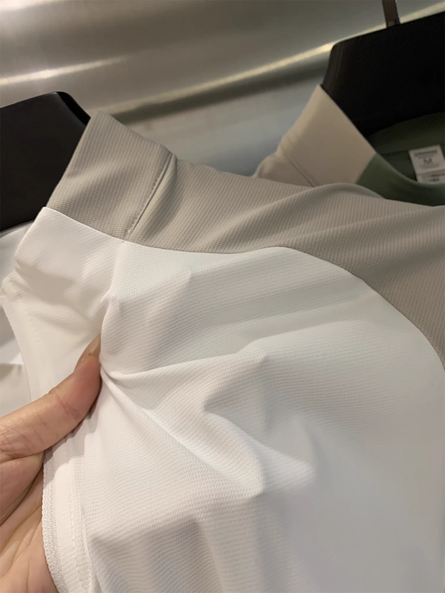 Don Quixote phối màu bắt mắt! Thoáng khí và thấm hút mồ hôi! Áo thun nam mùa hè cổ đứng nửa khóa kéo tay ngắn, chất liệu thoáng mát, thời trang.