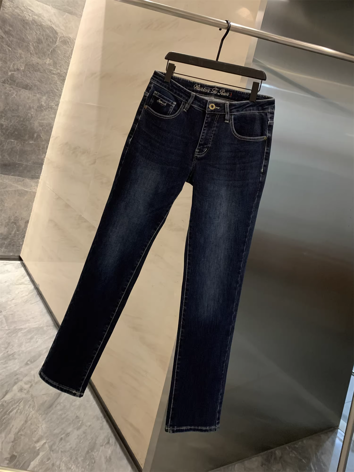 Công nghệ tiên tiến của Don Quixote! Quần jean nam dáng thẳng, chất liệu mỏng, lót lông cừu, kiểu dáng đã qua xử lý làm mềm, thích hợp cho mùa thu đông.