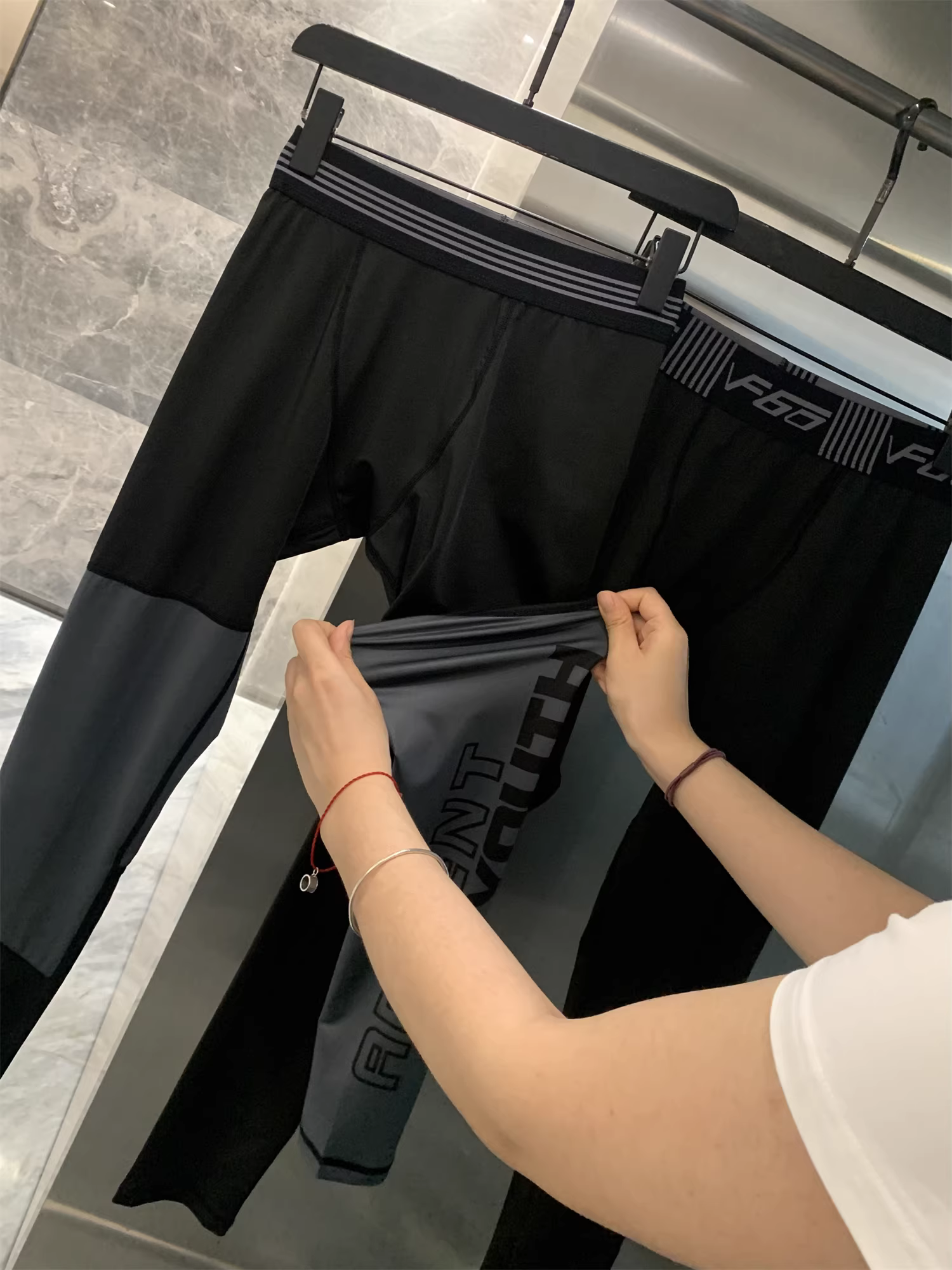 Don Quixote Brick Industry Độ đàn hồi cao Nhanh khô thoáng khí Thể dục nam Chạy bộ Thể thao Quần đa năng hợp thời trang