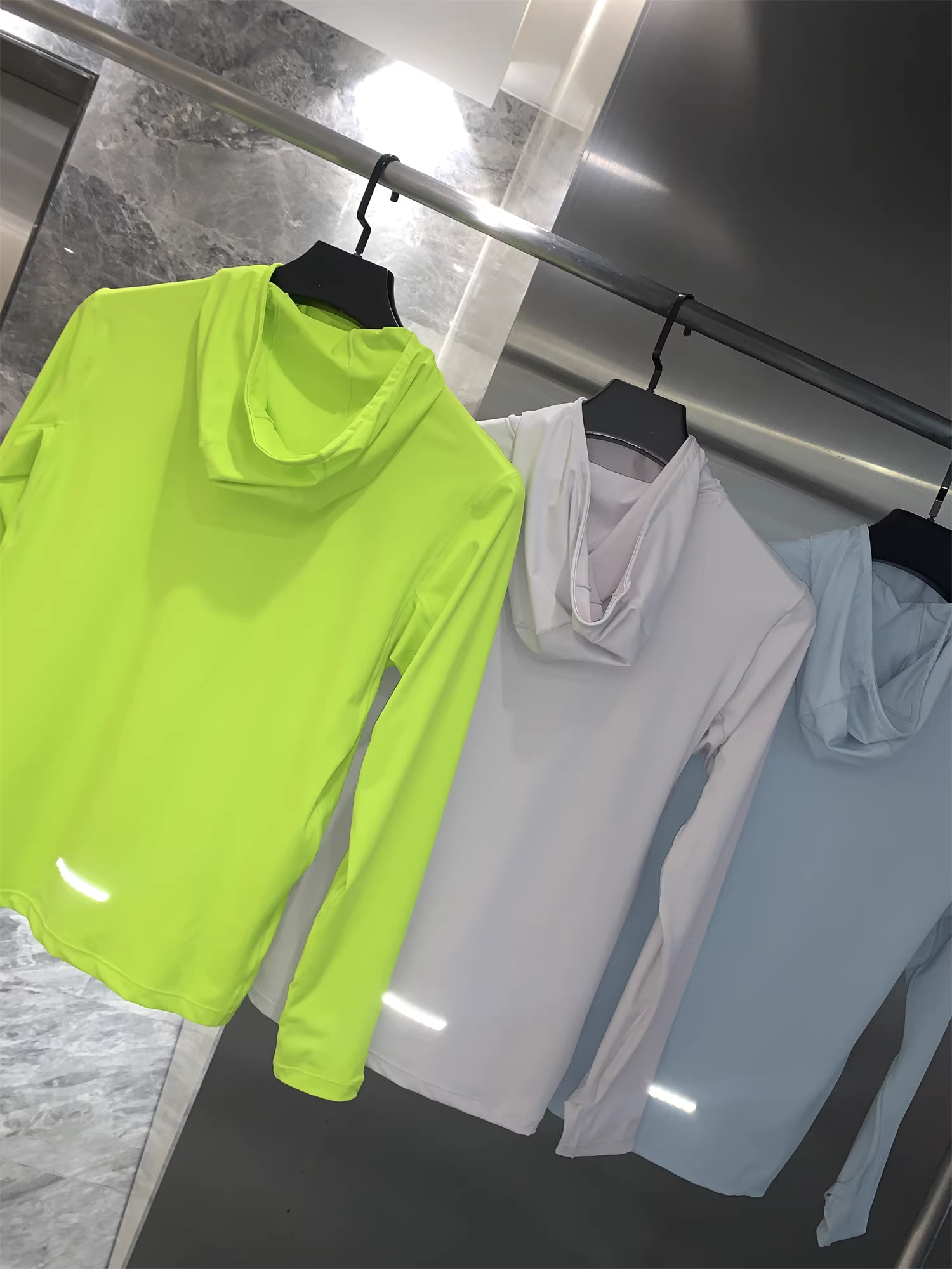 Áo hoodie nam Don Quixote chất liệu co giãn bốn chiều! Nhanh khô, thoáng khí, cổ tròn, cổ cao, có mũ trùm đầu, tay dài.