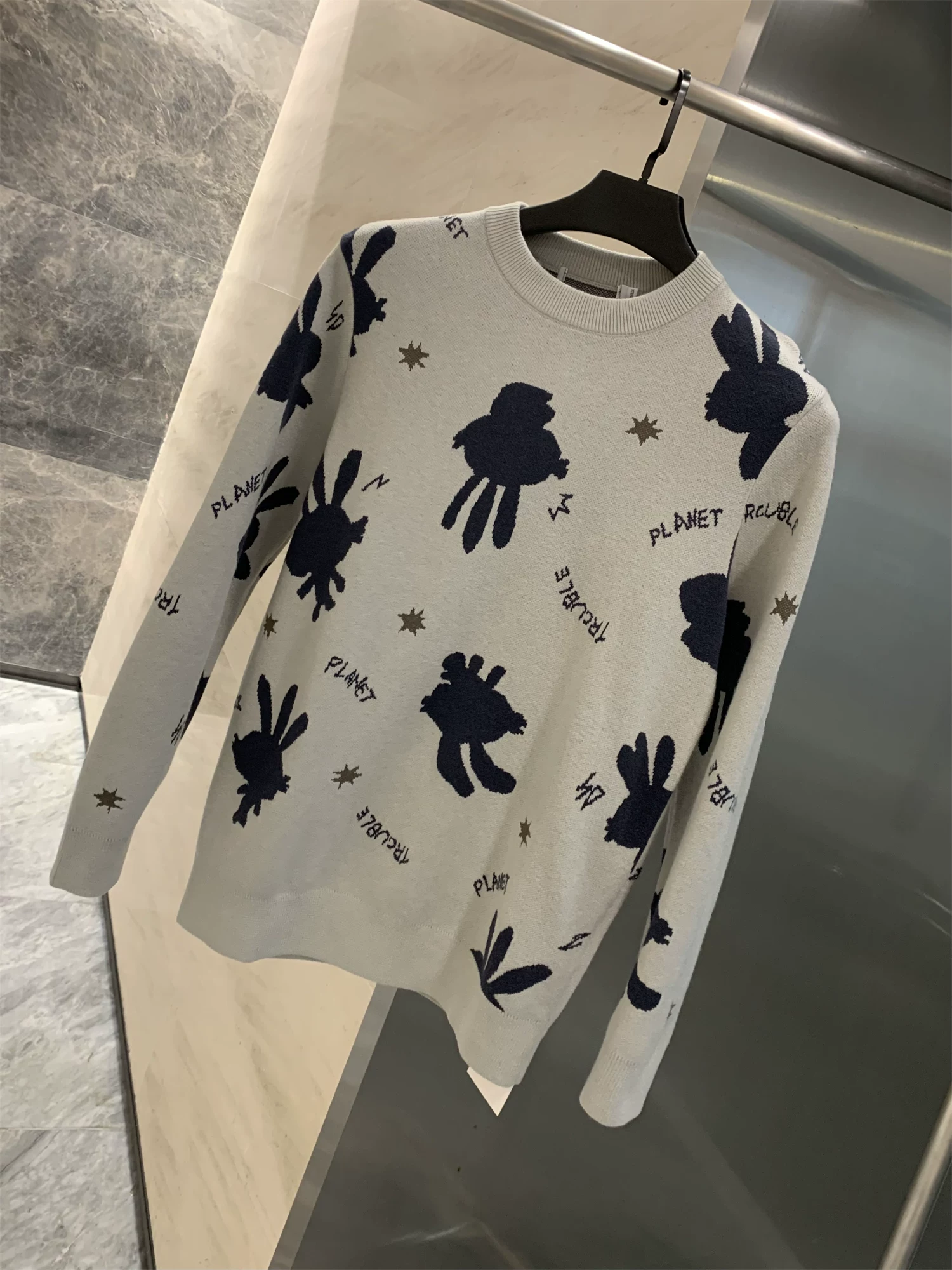 Thương hiệu Don Quixote H! Áo len dệt jacquard phối màu nổi bật! Chất liệu len pha! Áo len cổ tròn nam thời thượng mùa thu đông.