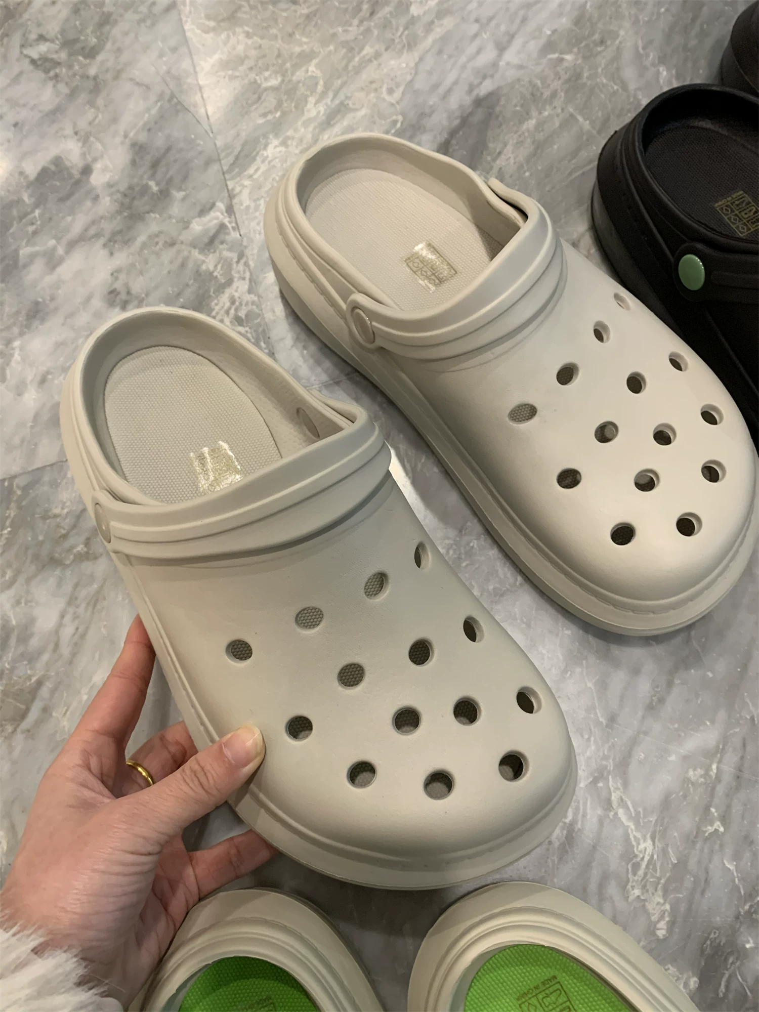 Giảm giá Don Quixote! Món đồ không thể thiếu cho các cặp đôi mùa hè! Giày đi biển đế mềm một mảnh EVA, kiểu guốc.