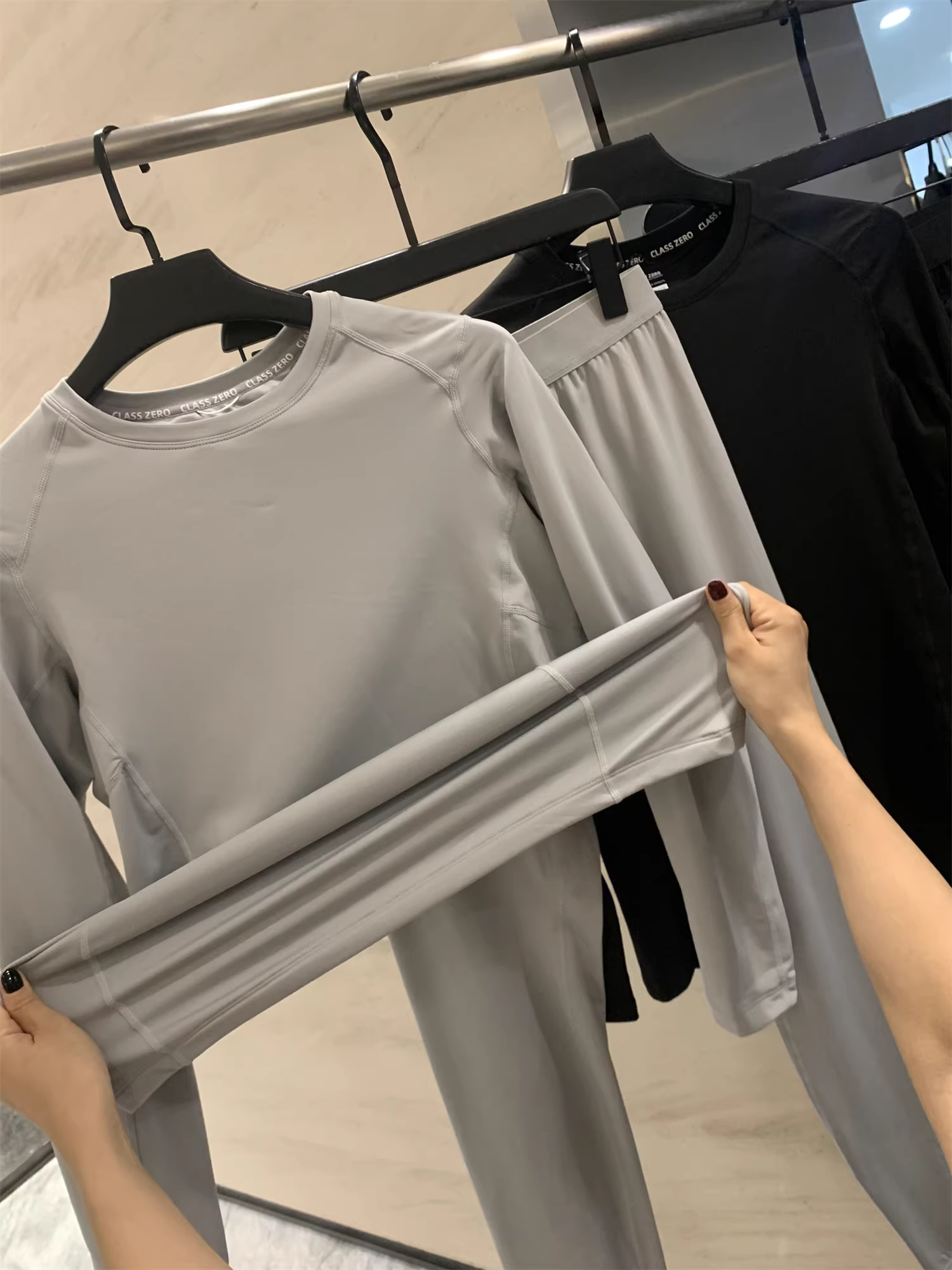 Don Quixote, là làn gió ấm áp đầu thu đầu tiên! Bộ áo thun cổ tròn màu trơn đa năng + quần ống lửng dành cho nam