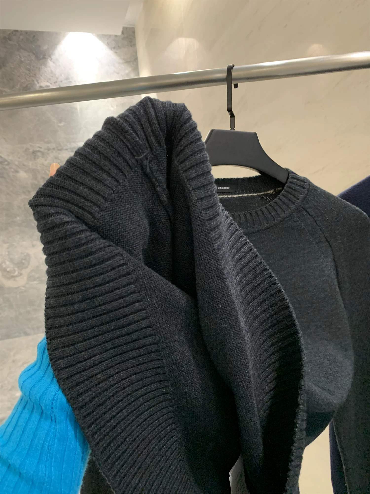 Áo len cashmere pha trộn dệt thủ công Don Quixote! Áo len cashmere cổ tròn thân thiện với da, thoải mái, mềm mại và không gây kích ứng dành cho nam giới.