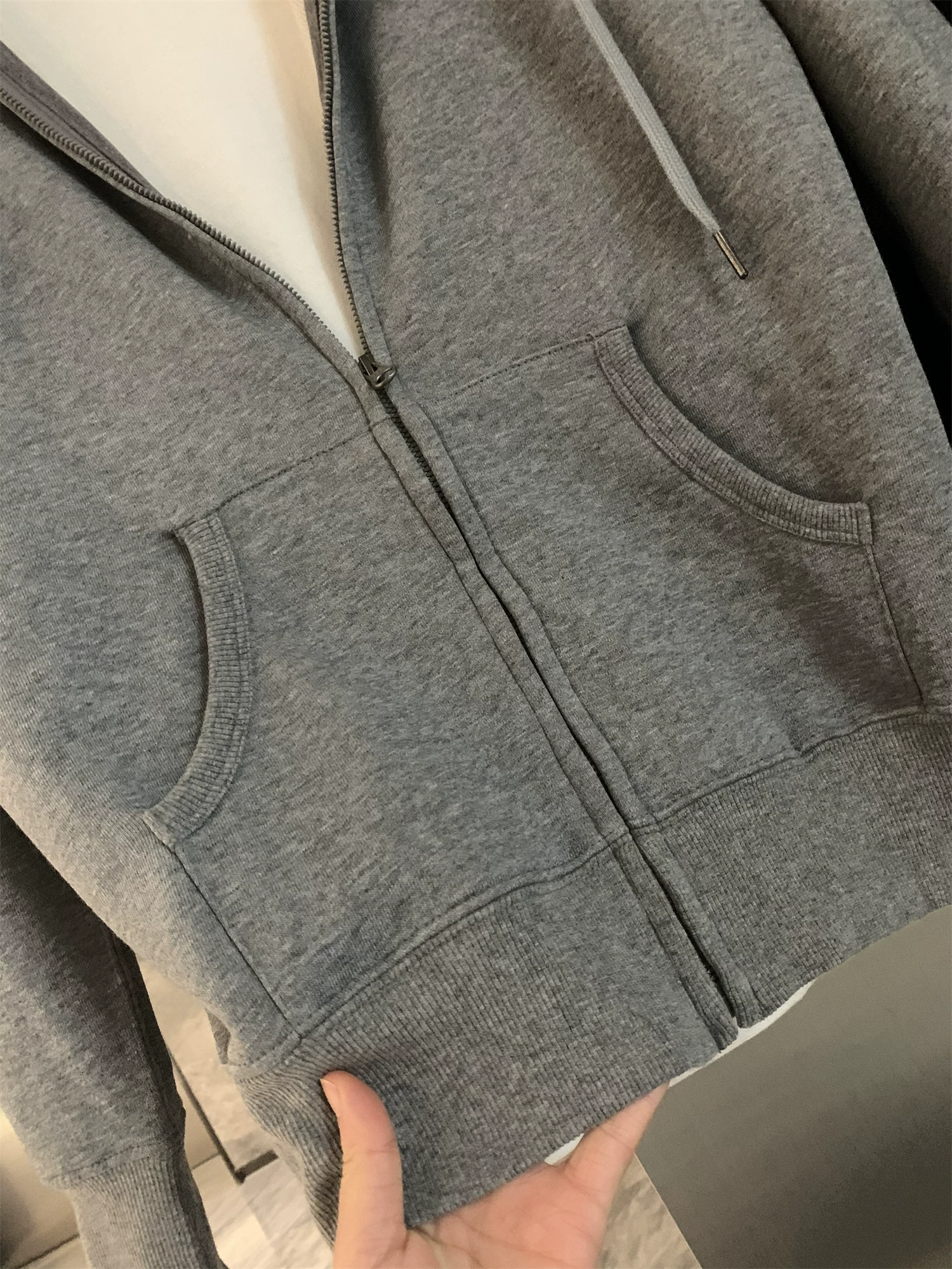 Don Quixote rất đơn giản và đa năng! Lớp lót lông cừu có vảy cá! Áo len cardigan có mũ trùm đầu thông thường dành cho các cặp đôi vào mùa xuân, mùa thu và mùa đông.