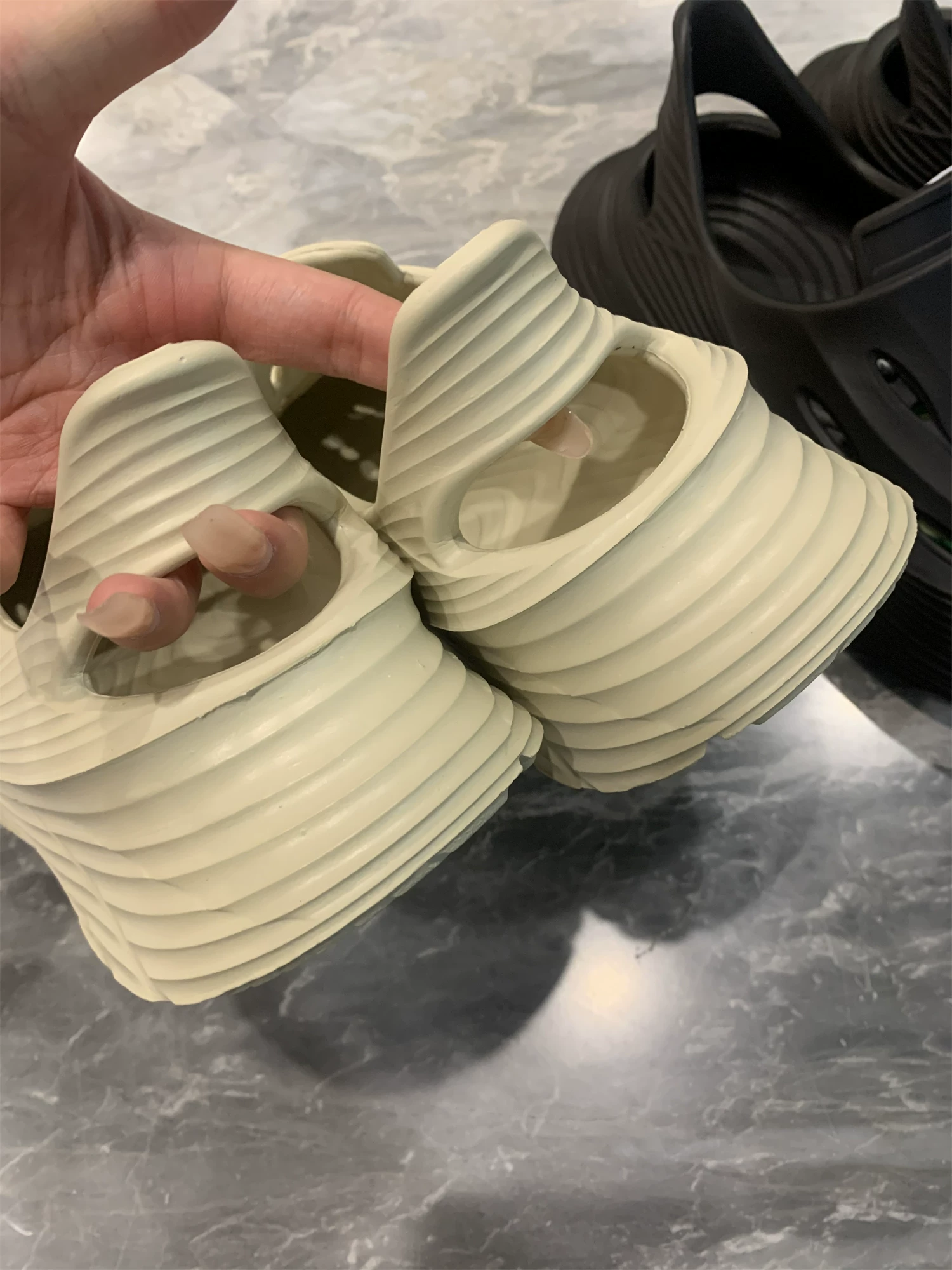 Cảm giác như bước trên phân của Don Quixote! Tích hợp EVA! Giày đi biển đế dày, kiểu dáng xu hướng dành cho nam mùa hè, kiểu clog.