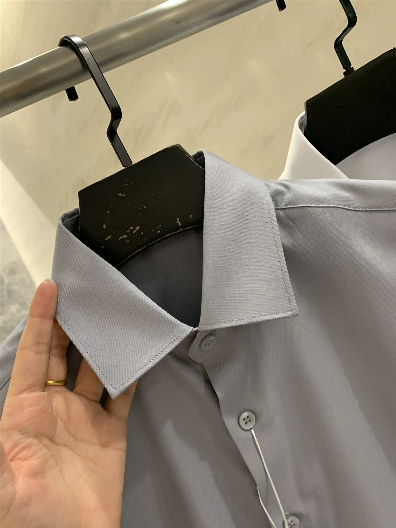 Don Quixote, hãy tận hưởng cảm giác mềm mại này! Phối chất liệu lụa + modal! Áo sơ mi dài tay màu trơn, phong cách công sở giản dị.