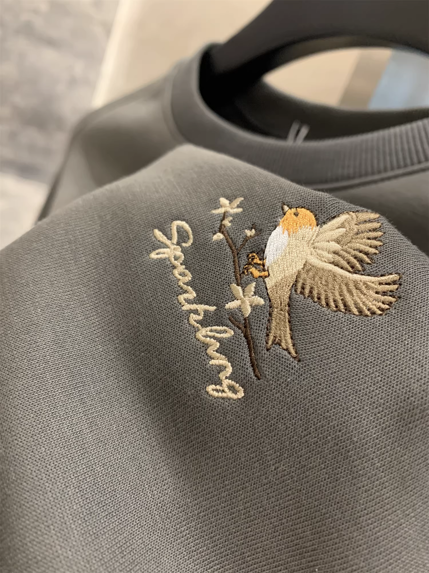 Áo thun nam cổ tròn đa năng, chất liệu ấm áp và thoáng khí! Áo thun nam mùa thu thêu họa tiết Don Quixote, kiểu dáng thời trang.