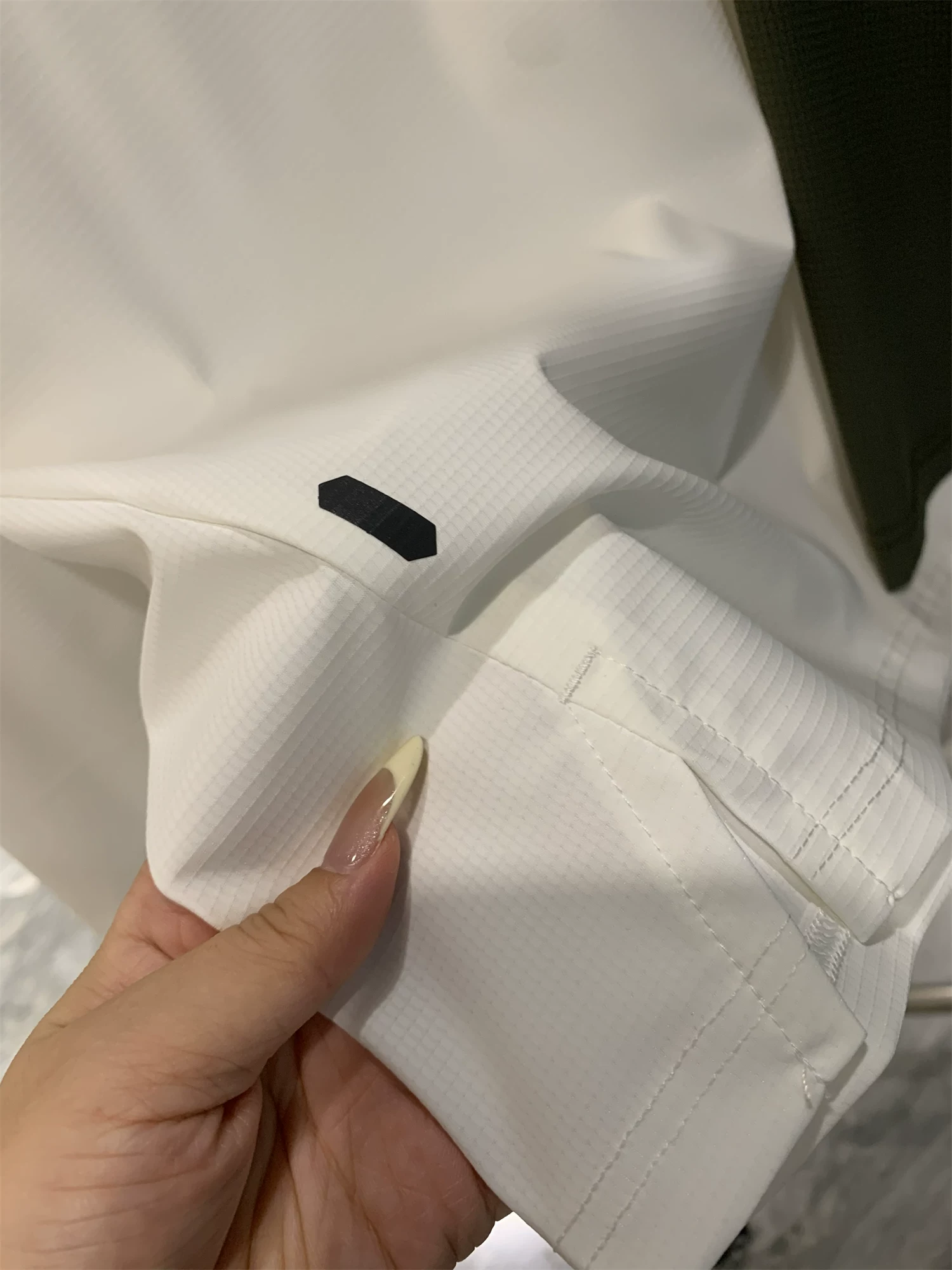 Công nghệ may mặc thể thao Don Quixote! Áo thun cổ đứng nửa khóa kéo chất liệu lụa đá, nhanh khô, thoáng khí, co giãn cao, mặc ngoài trời, phong cách thường ngày