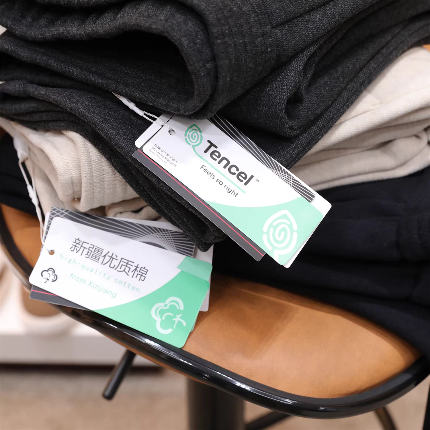 Don Quixote - Sự kết hợp giữa sang trọng nhẹ nhàng của Ý và chất liệu cotton Lyocell Tencel! Quần nam mùa thu đông lót lông cừu, ấm áp, phong cách thường ngày.