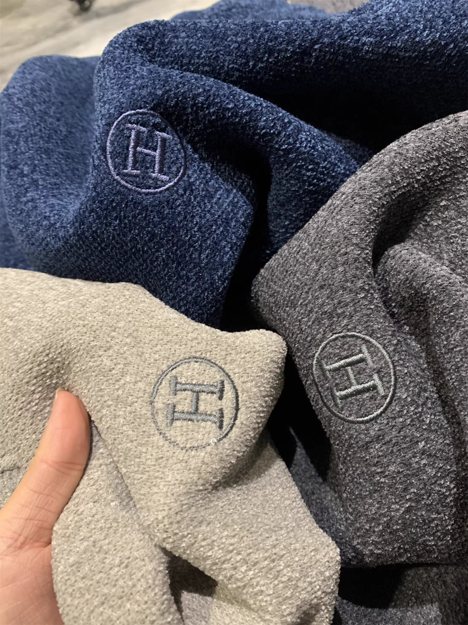 Don Quixote đã may áo len lông cừu dày dặn! Áo len dệt kim thẳng cổ tròn mềm mại và thân thiện với da dành cho nam mùa thu đông