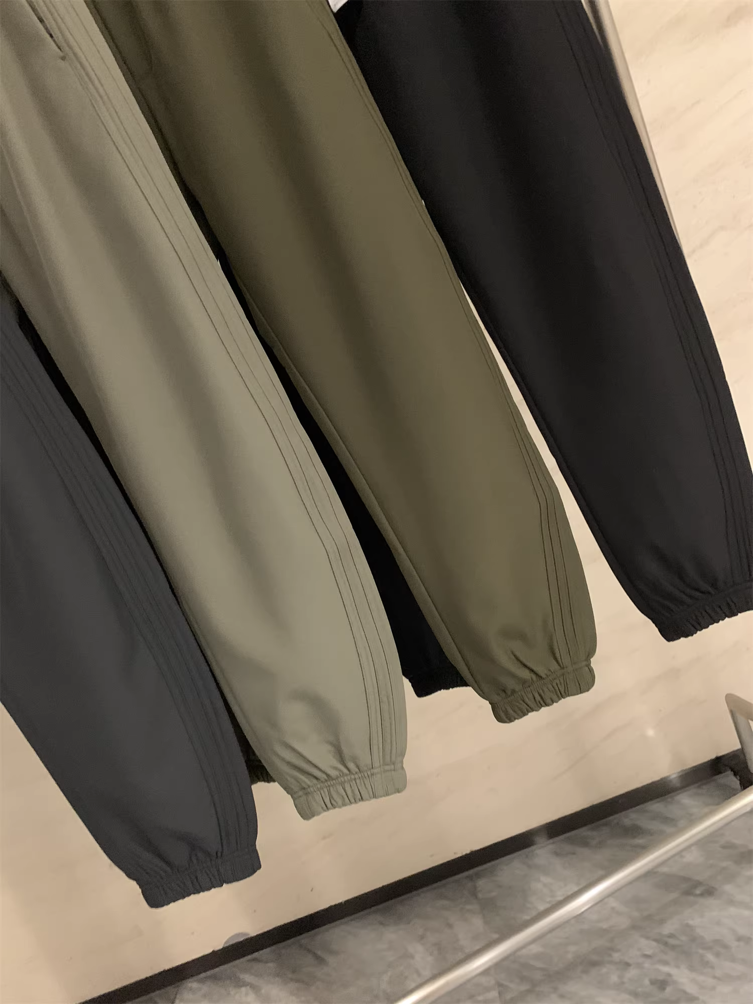 Đơn đặt hàng của công ty Don Quixote ODM! Dòng sản phẩm thiết kế! Quần bố nam mùa thu màu trơn hơi rộng, kiểu dáng thời trang, quần thường ngày.