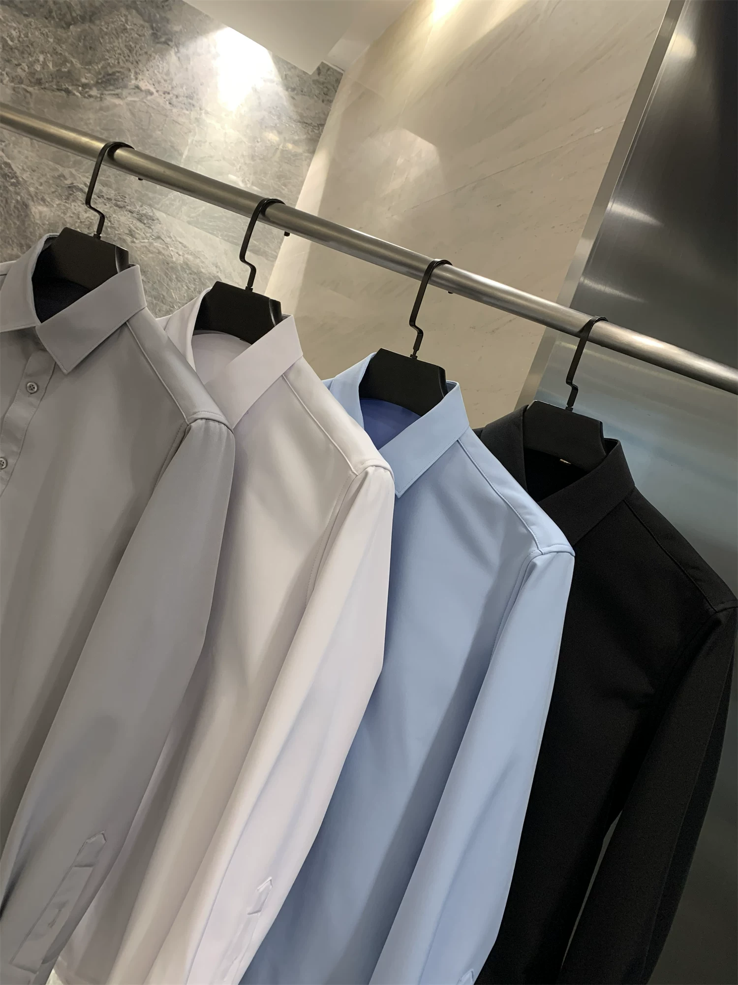 Don Quixote Thu/Đông là món đồ không thể thiếu! Có lớp lót lông cừu và được làm dày! Áo sơ mi dài tay có cổ, màu trơn, ấm áp, đa năng, phong cách thường ngày dành cho nam.