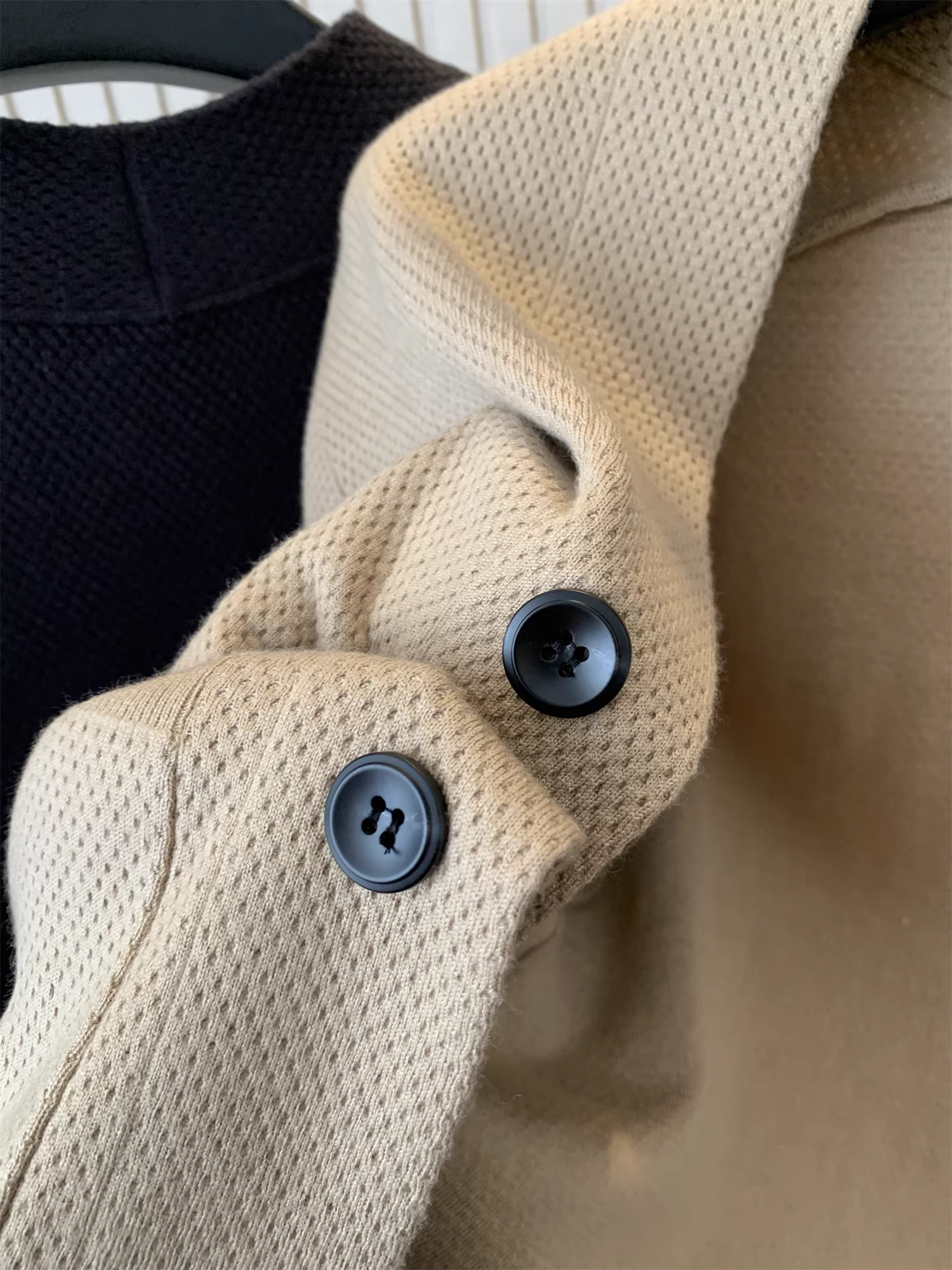 Đơn đặt hàng của công ty Don Quixote! Áo len pha! Áo len cardigan thêu mềm mại, đa năng, thân thiện với làn da mùa thu đông dành cho nam.