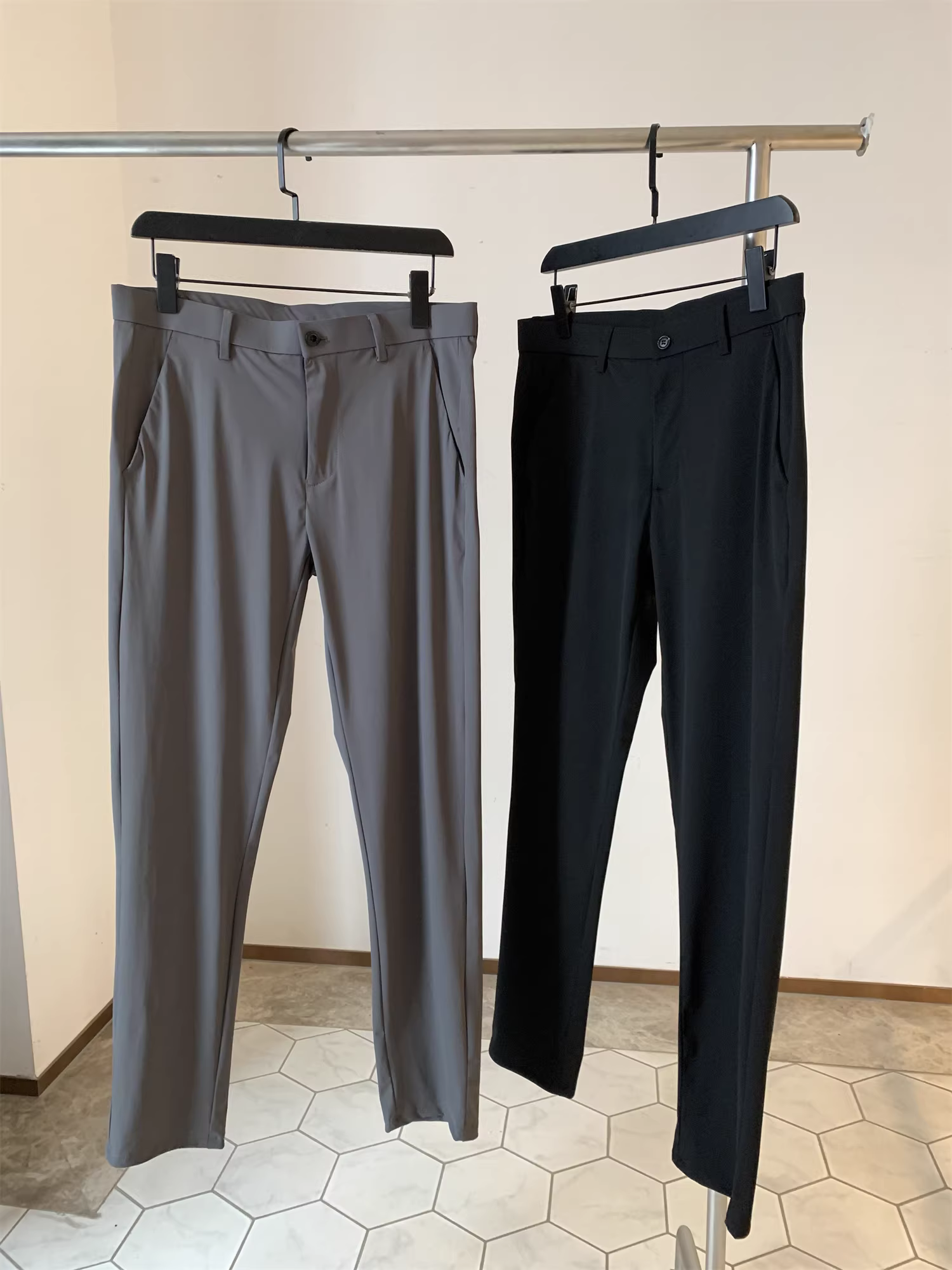 Don Quixote, một cảm giác sảng khoái! Hơn 500 sản phẩm trong cửa hàng! Quần dài nam mùa hè chất liệu lụa đá co giãn, kiểu dáng thẳng, thời trang.