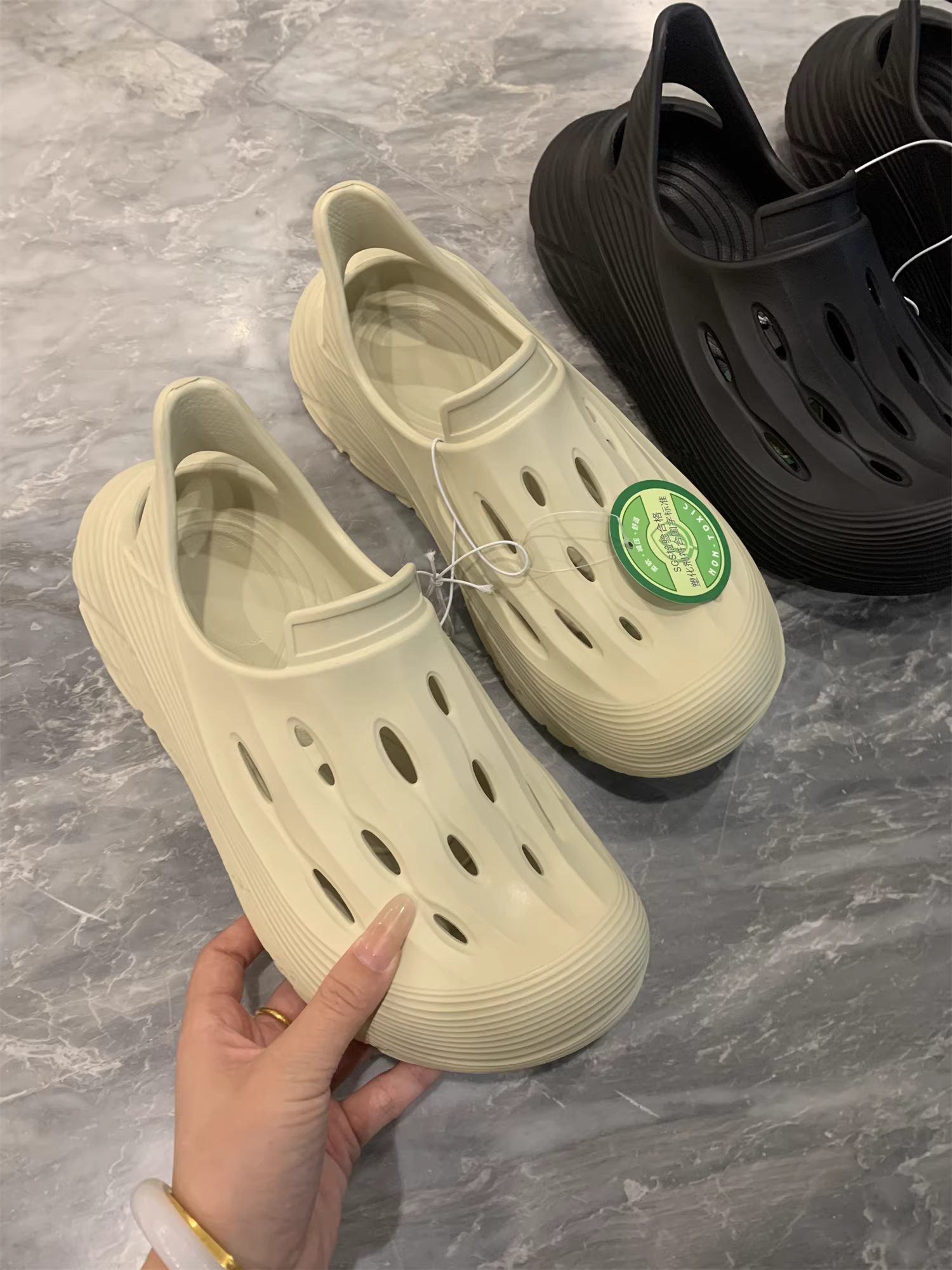 Cảm giác như bước trên phân của Don Quixote! Tích hợp EVA! Giày đi biển đế dày, kiểu dáng xu hướng dành cho nam mùa hè, kiểu clog.