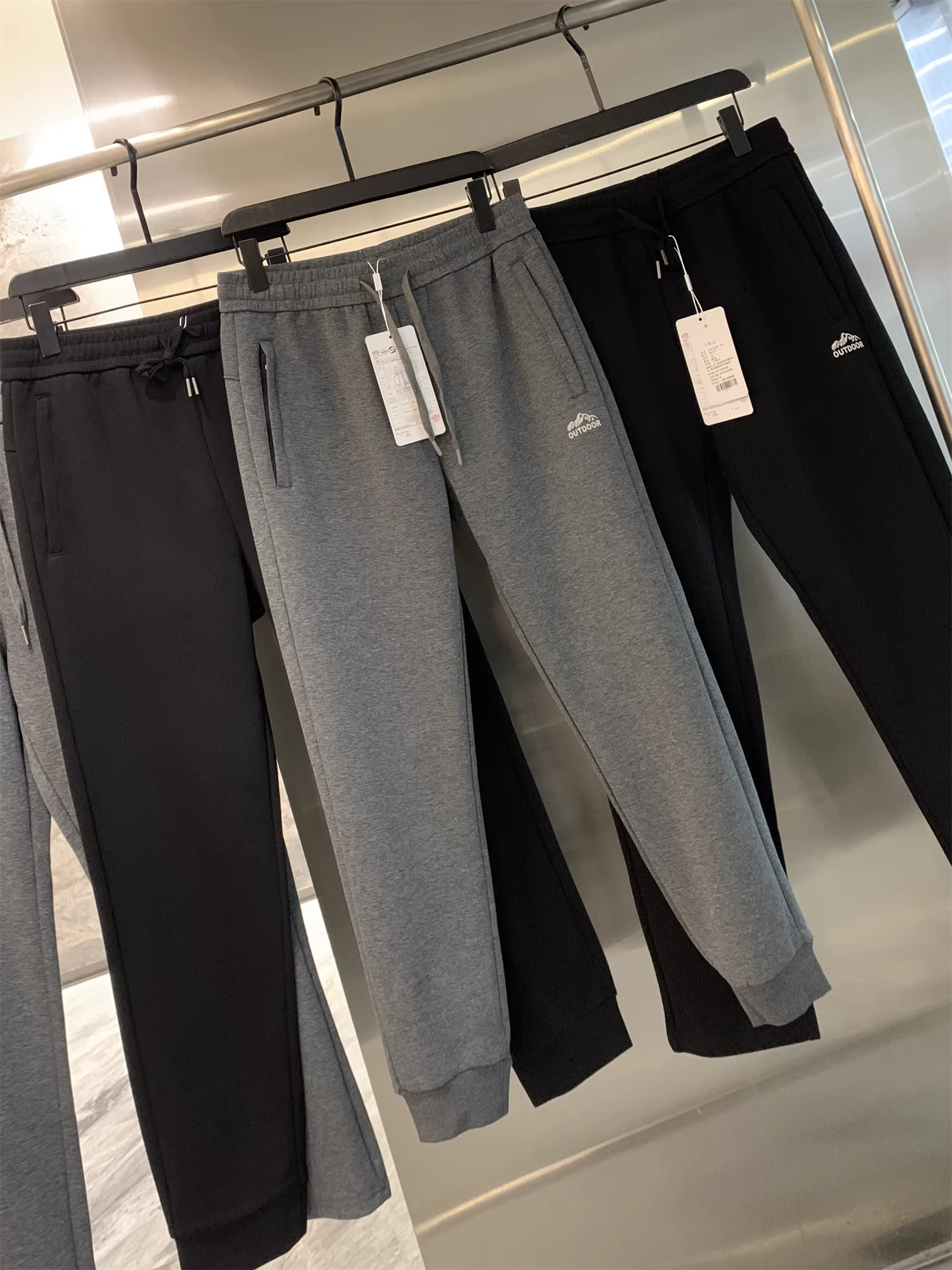 Đơn đặt hàng của công ty Don Quixote ODM! Quần jogger nam trơn màu cơ bản, đa năng, kiểu dáng xu hướng, ống đứng/ống lửng.