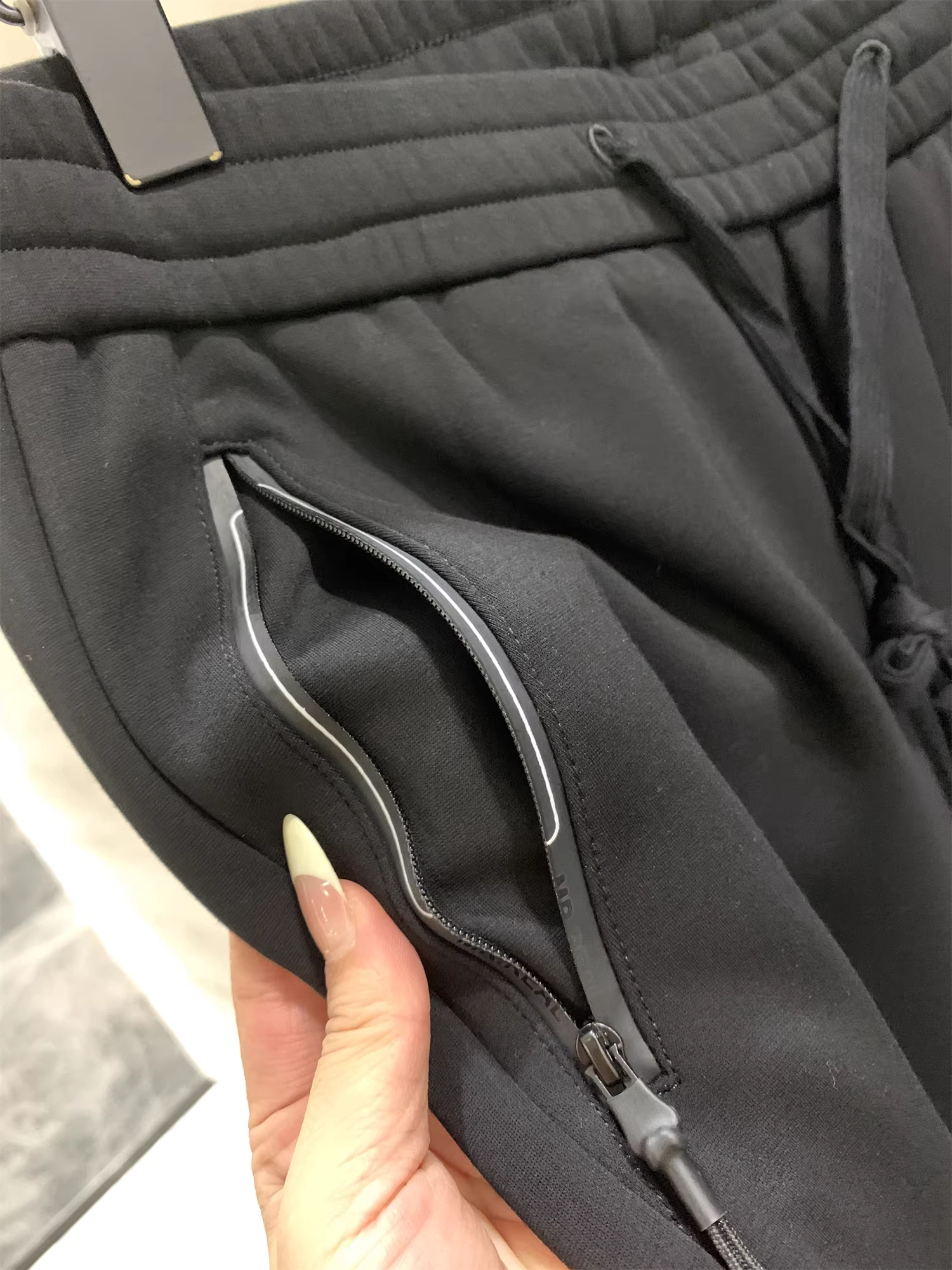 Don Quixote, một món đồ thời trang cổ điển trong phong cách áo khoác! Có lớp lót lông cừu tích hợp! Quần/Quần thể thao ống đứng, cạp chun, bo gấu, kiểu dáng đơn giản, thích hợp cho mùa thu đông.