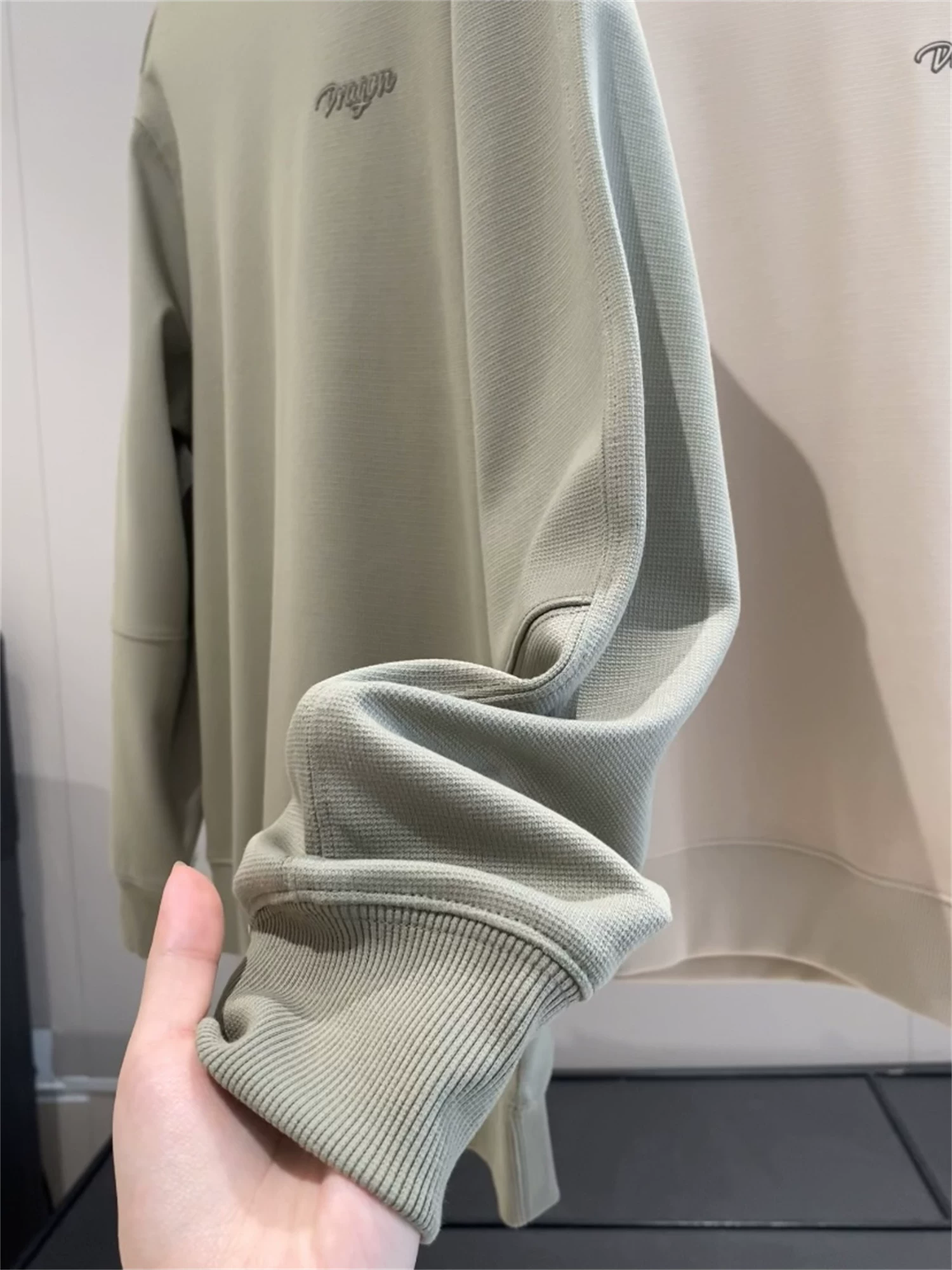 Don Quixote là một sản phẩm đơn giản và đa năng! Áo thun nam đơn giản, màu trơn, thân thiện với da, thoải mái, thoáng khí, cổ tròn, tay dài.