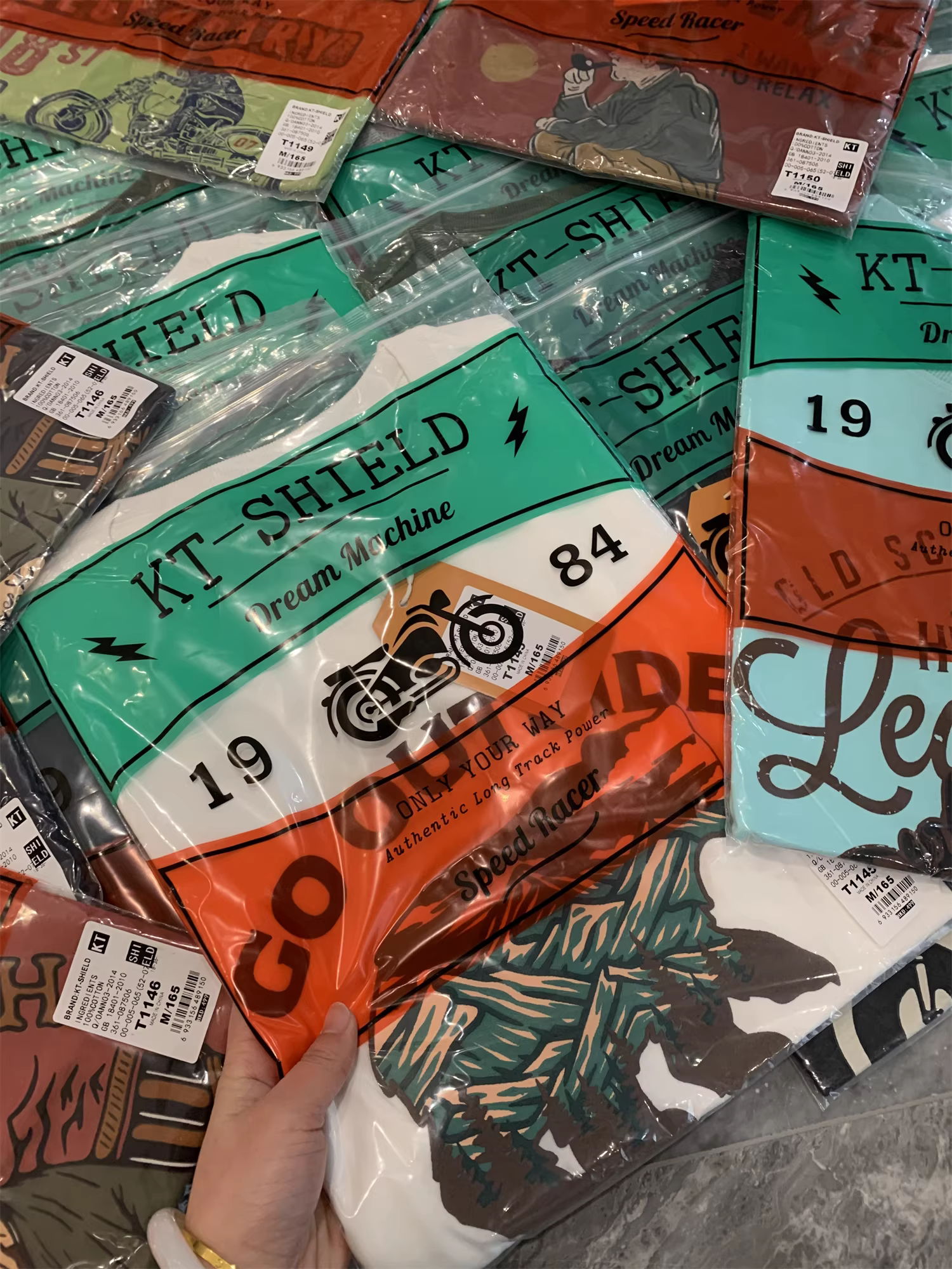 Don Quixote, hai sản phẩm được giao hàng miễn phí! Áo thun ngắn tay cổ tròn in hình cặp đôi, chất liệu 100% cotton, mềm mại và thoáng khí, hợp thời trang.