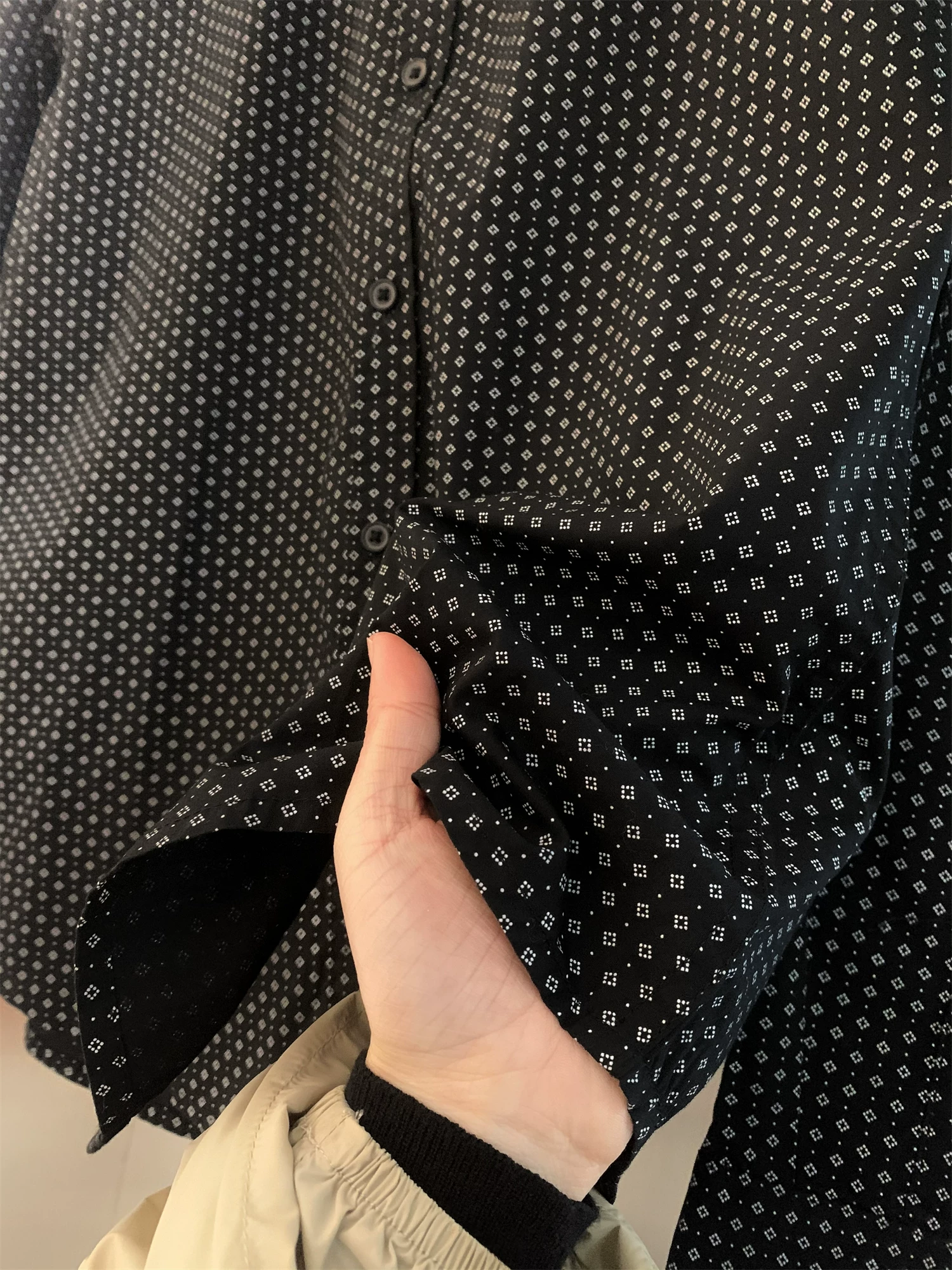 Don Quixote đến Thụy Điển! Thiết kế hoa văn chấm bi! Áo sơ mi dài tay đa năng, phong cách thường ngày dành cho nam.