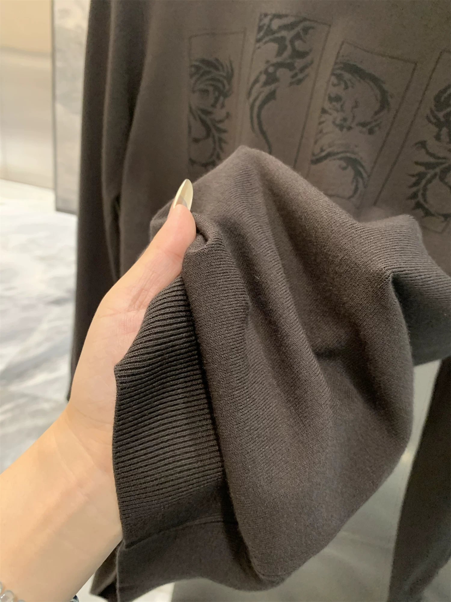 Ưu điểm của dòng sản phẩm Don Quixote H! Giá bán lẻ 268! Áo len cổ tròn mùa thu đông, chất liệu dệt kim thoáng khí, thoải mái dành cho nam.