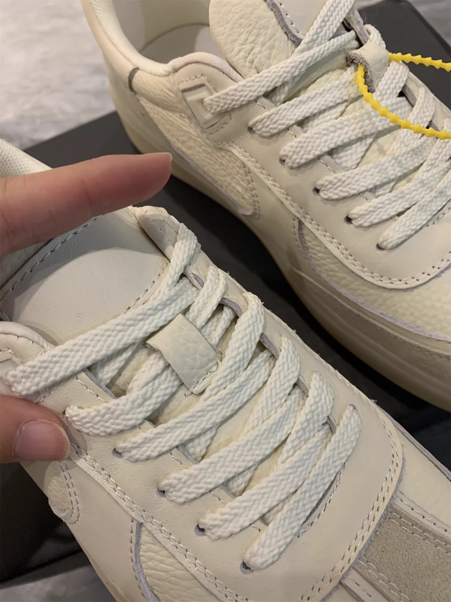 Da bò lớp một Don Quixote + da lộn bò! Giày thể thao nhẹ, giản dị, đa năng, giày tập luyện của Đức, giày trắng dành cho nam.