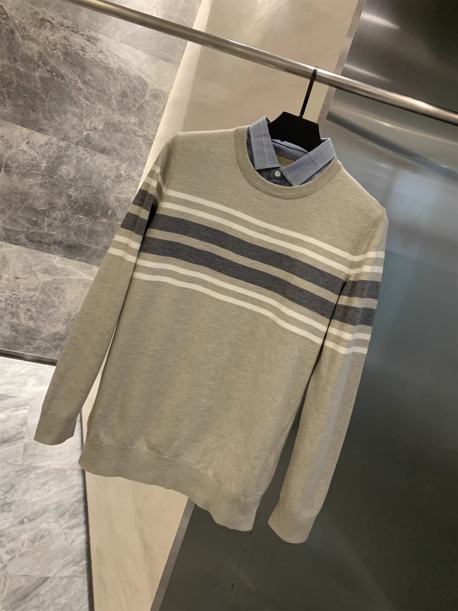 Don Quixote H là dòng sản phẩm giả hai mảnh! Sọc chia màu! Xu hướng áo len dệt kim có cổ áo sơ mi nam mùa thu đông.