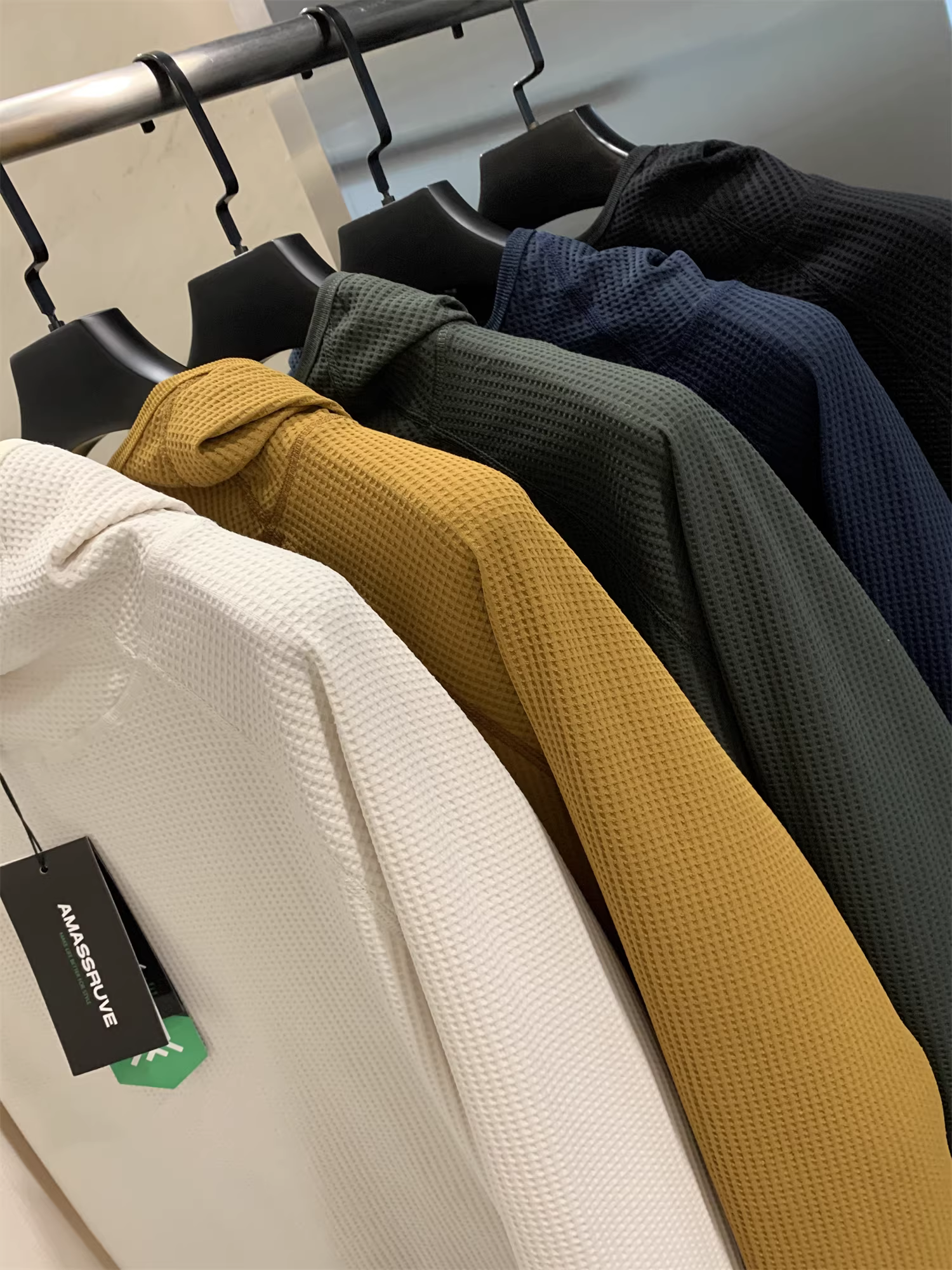 Áo len có mũ trùm đầu kiểu dáng thiết kế thời trang! Chất liệu mềm mại, nhẹ nhàng, thoải mái.