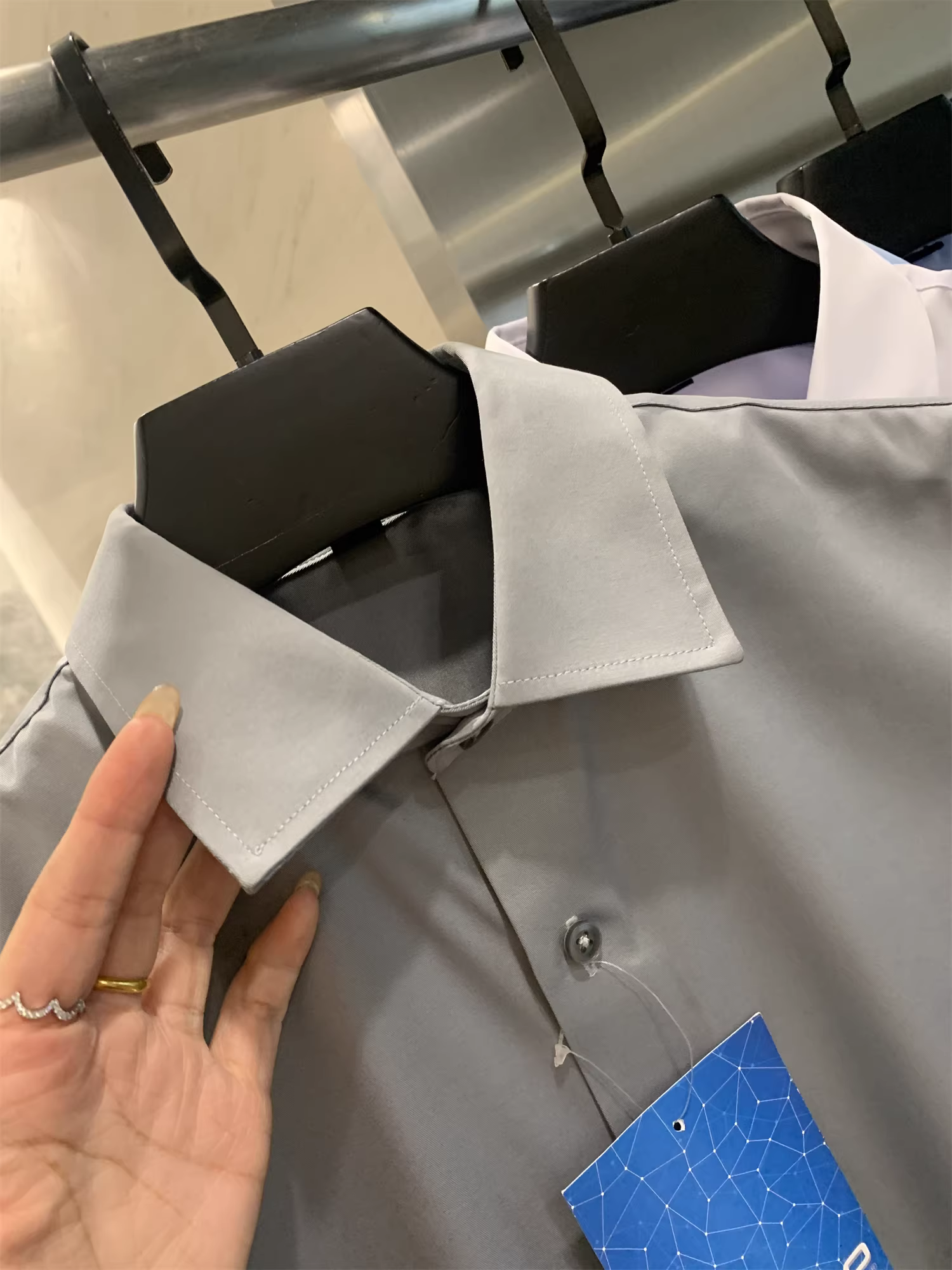 Don Quixote có chất lượng tốt nhất! Áo sơ mi nam mùa hè chất liệu mềm mại, màu trơn, kiểu dáng đơn giản, thời trang.