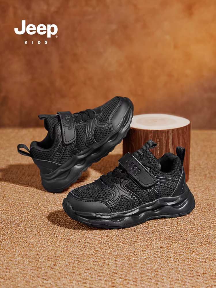 Giày thể thao màu đen dành cho bé trai Jeep có quai dán, giày trẻ em cho mùa xuân thu 2024, giày chạy bộ lưới đế mềm mới dành cho trẻ em.