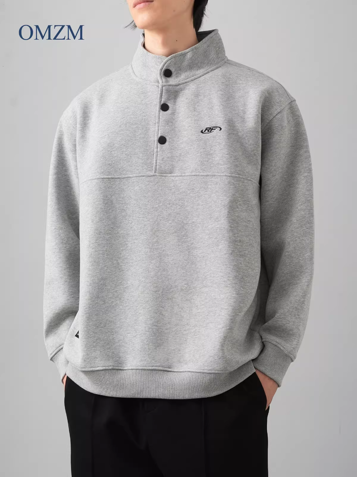 Áo thun nam cổ lọ nửa mở OMZM420G, chất liệu dày dặn, kiểu dáng mùa thu 2024, cổ henley thêu, áo khoác cặp rộng rãi