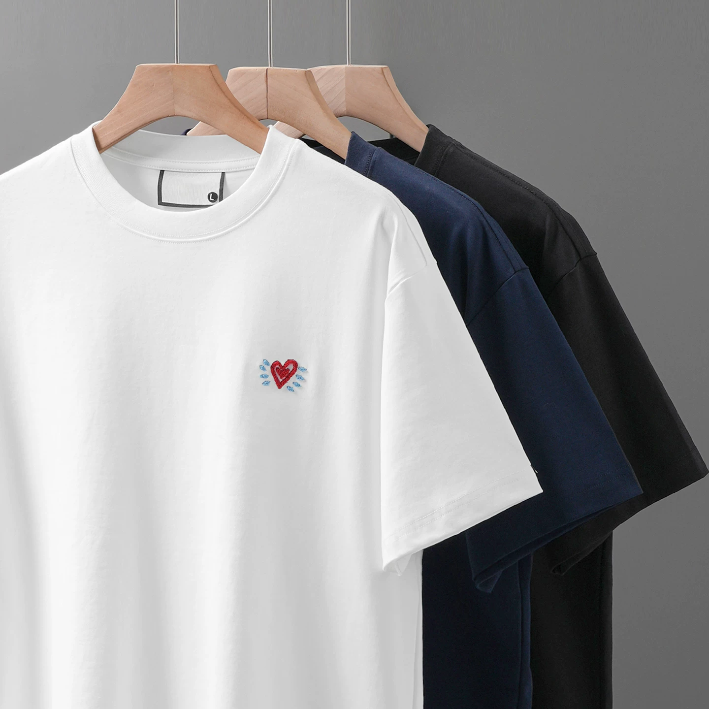 Áo thun ngắn tay thoáng mát bằng cotton được làm bóng OMZM 50 chiếc dành cho nam, áo thun ngắn tay thêu hình trái tim kiểu Mỹ mùa hè kiểu dáng rộng rãi dành cho cặp đôi