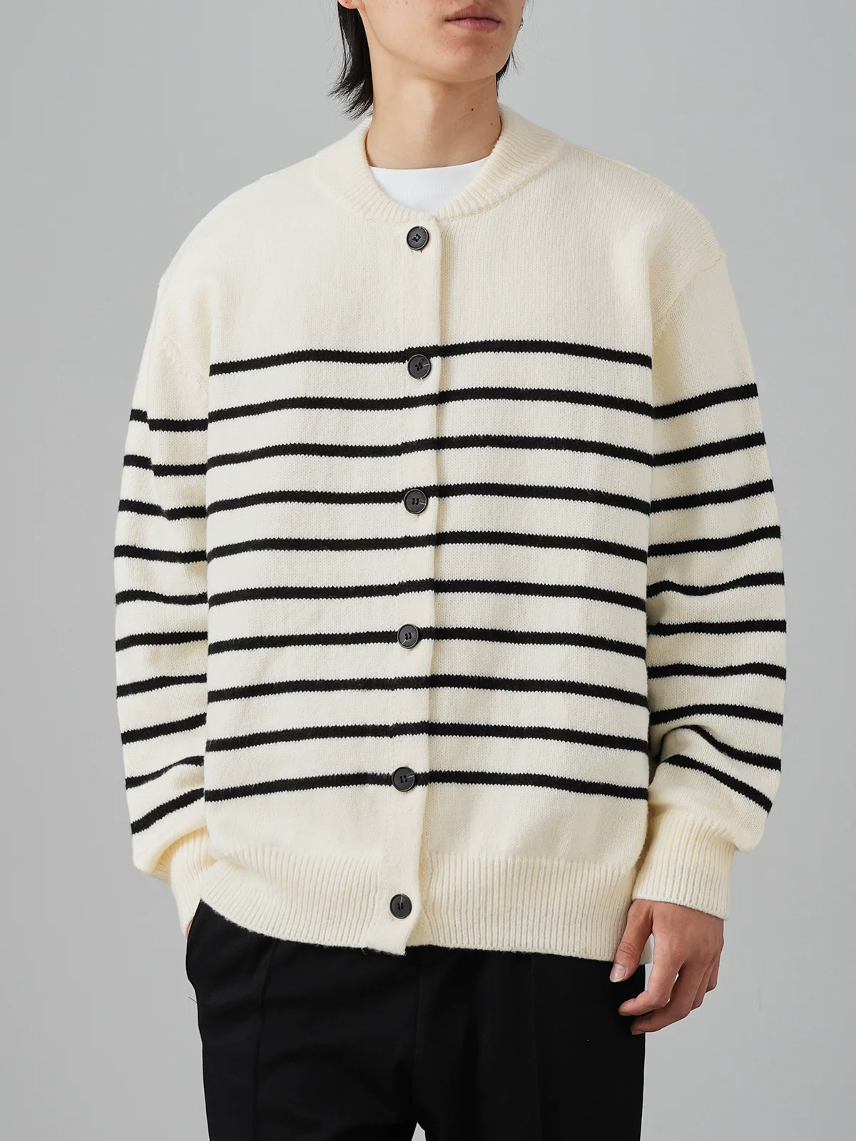 Áo len cardigan sọc đen trắng OMZM dành cho nam mùa đông 2024, kiểu dáng rộng rãi, thoải mái, phong cách học sinh, áo khoác ấm áp