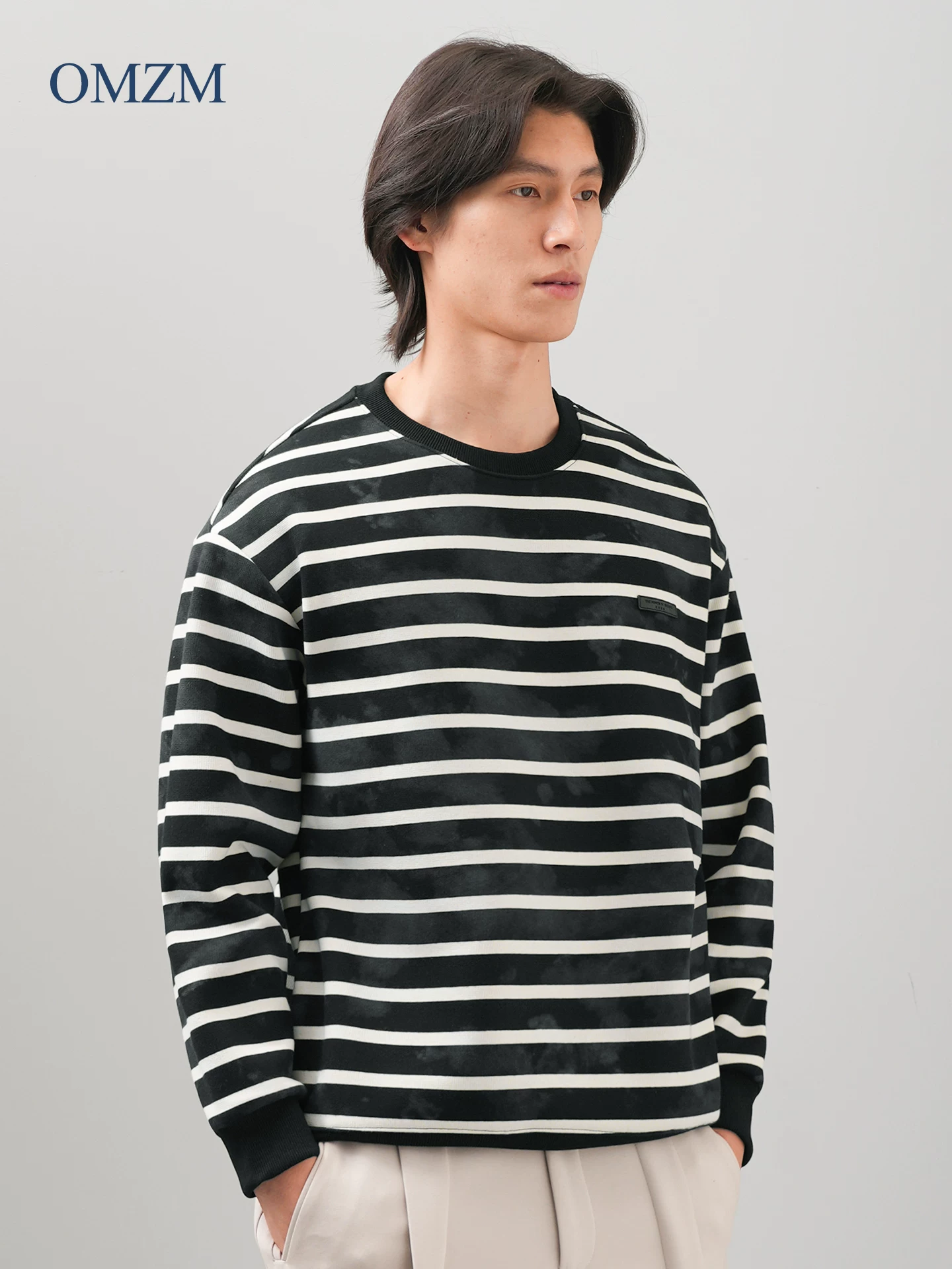 Áo len sọc kiểu Mỹ OMZM dành cho nam, áo khoác dài tay cổ tròn phối màu mùa thu đông 2025, áo lót nhuộm chàm thời thượng mới