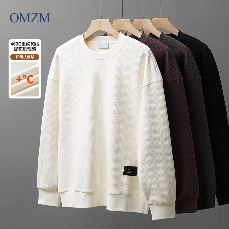 Áo len cổ tròn chất liệu nỉ dày OMZM460G dành cho nam, áo len giữ ấm mùa đông với lớp nền có vân dọc.