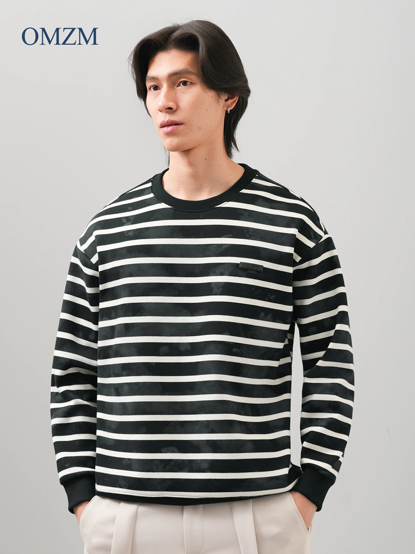 Áo len sọc kiểu Mỹ OMZM dành cho nam, áo khoác dài tay cổ tròn phối màu mùa thu đông 2025, áo lót nhuộm chàm thời thượng mới