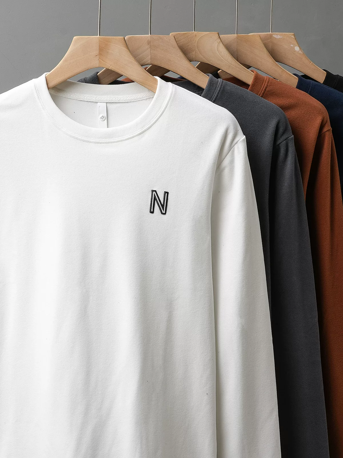 Áo sơ mi giữ nhiệt hai mặt OMZM dành cho nam, áo thun dài tay thêu mùa đông mới, dày dặn và ấm áp, áo len cổ tròn mặc bên trong.